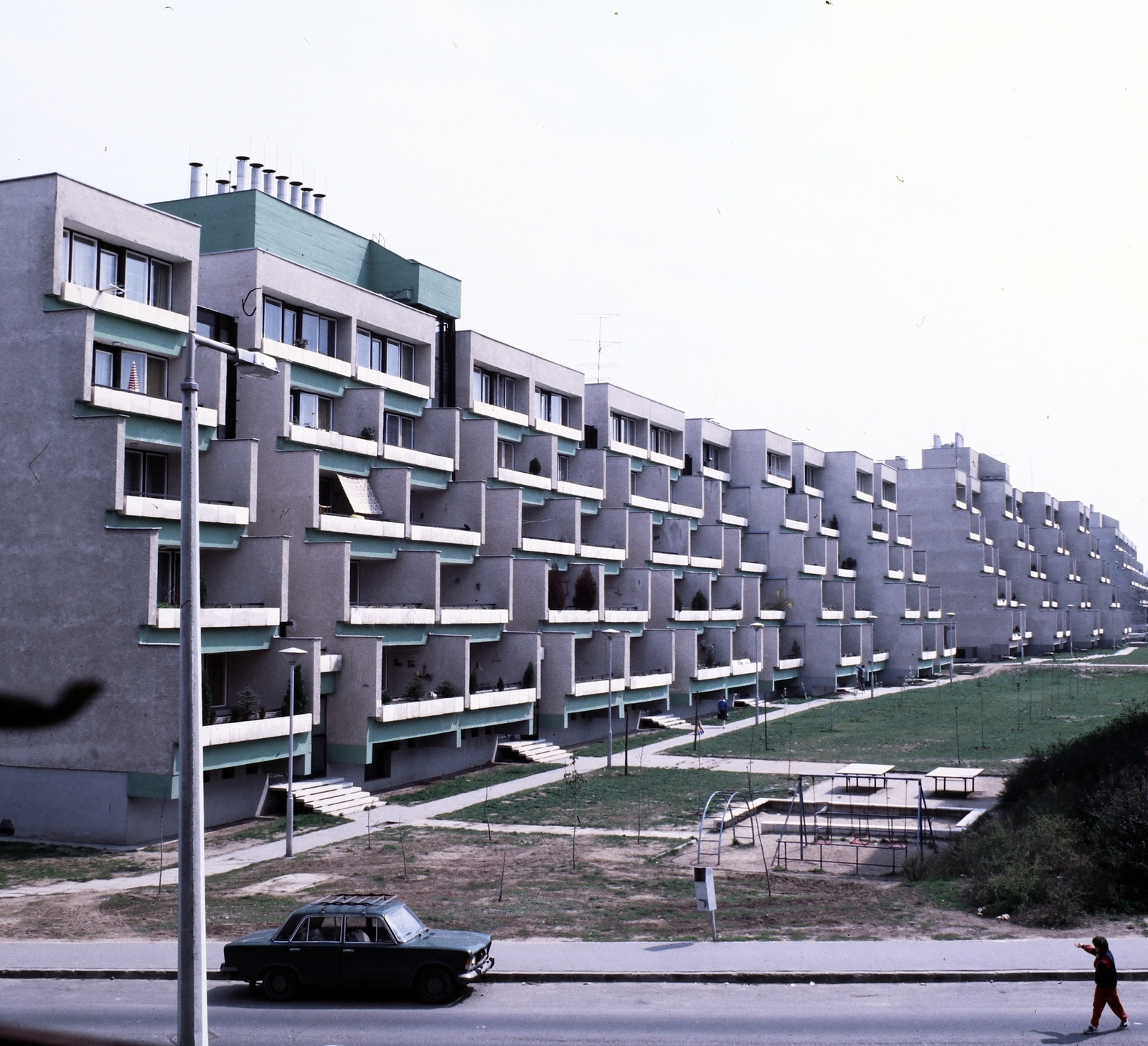 Magyarország, Budapest XVII., a Ferihegyi út és a Földműves utca között épült teraszos lakóépületek egyike., 1980, Faragó György, Budapest, színes, modern építészet, Fortepan #261492