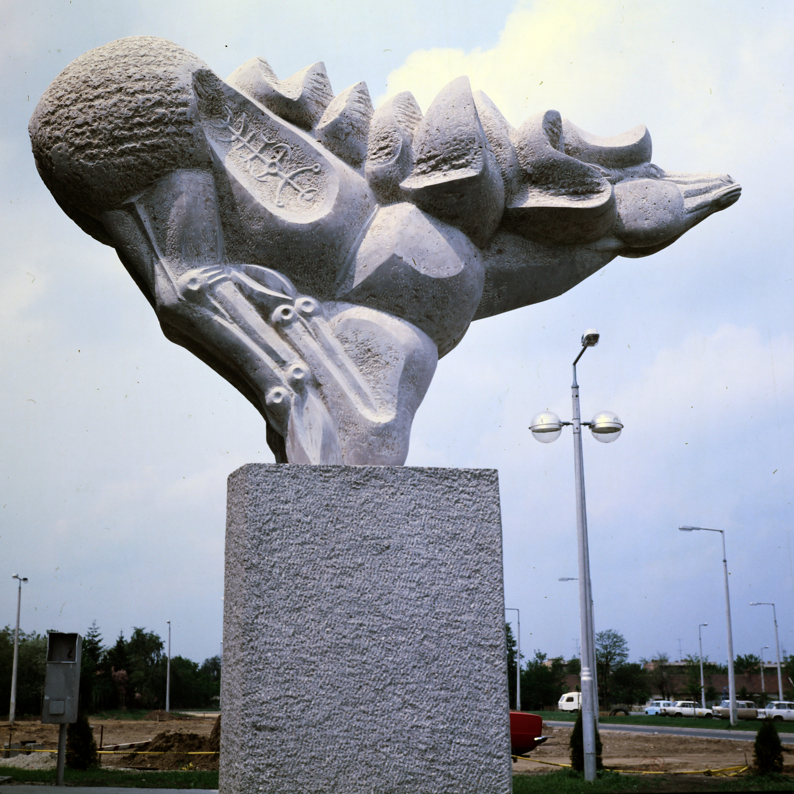 Magyarország, Budapest XVII., Újlak utca - Uszoda utca sarok, az Újlak Uszoda bejárata előtti szobor Bánkuti István szobrászművész alkotása (1986) a Szkíta szarvas., 1986, Faragó György, Budapest, színes, Fortepan #261493