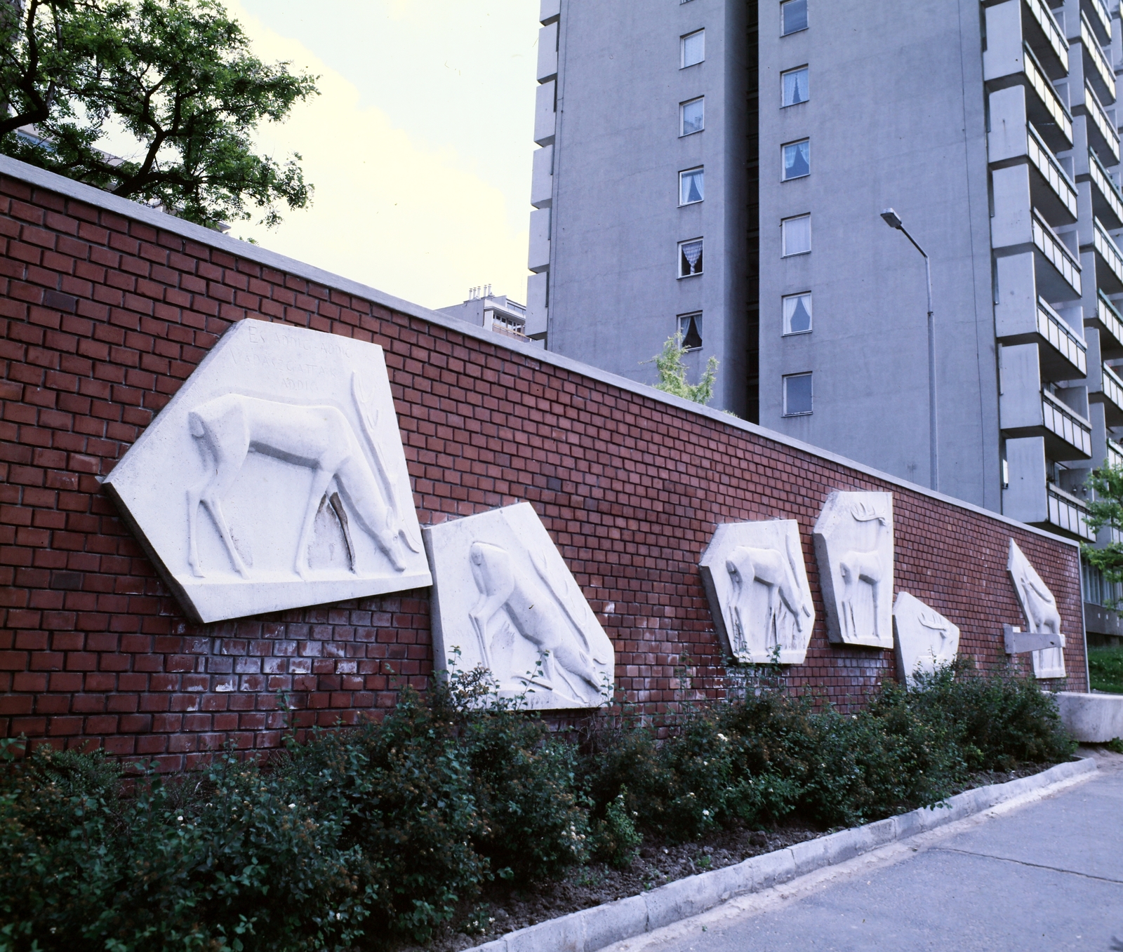 Hungary, Budapest XVII., Ferihegyi út 74., a Pesti út kereszteződése előtt. Cantata Profana, a kompozíció - kilenc szarvas domborműve és a falikút Laborcz Ferenc szobrászművész alkotása., 1981, Faragó György, Budapest, colorful, Fortepan #261494
