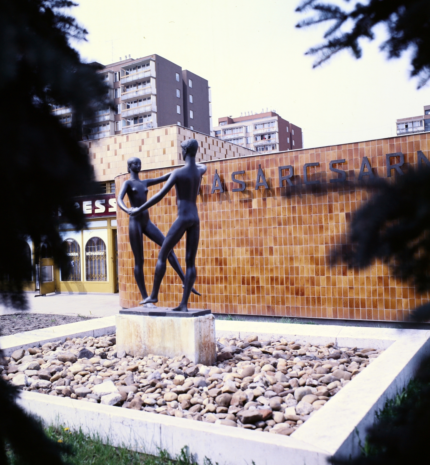 Magyarország, Budapest XVII., Ferihegyi út - Kaszáló utca sarok, Táncoló pár szobor (Szadai Sándor, 1975.)., 1980, Faragó György, Budapest, színes, Fortepan #261496