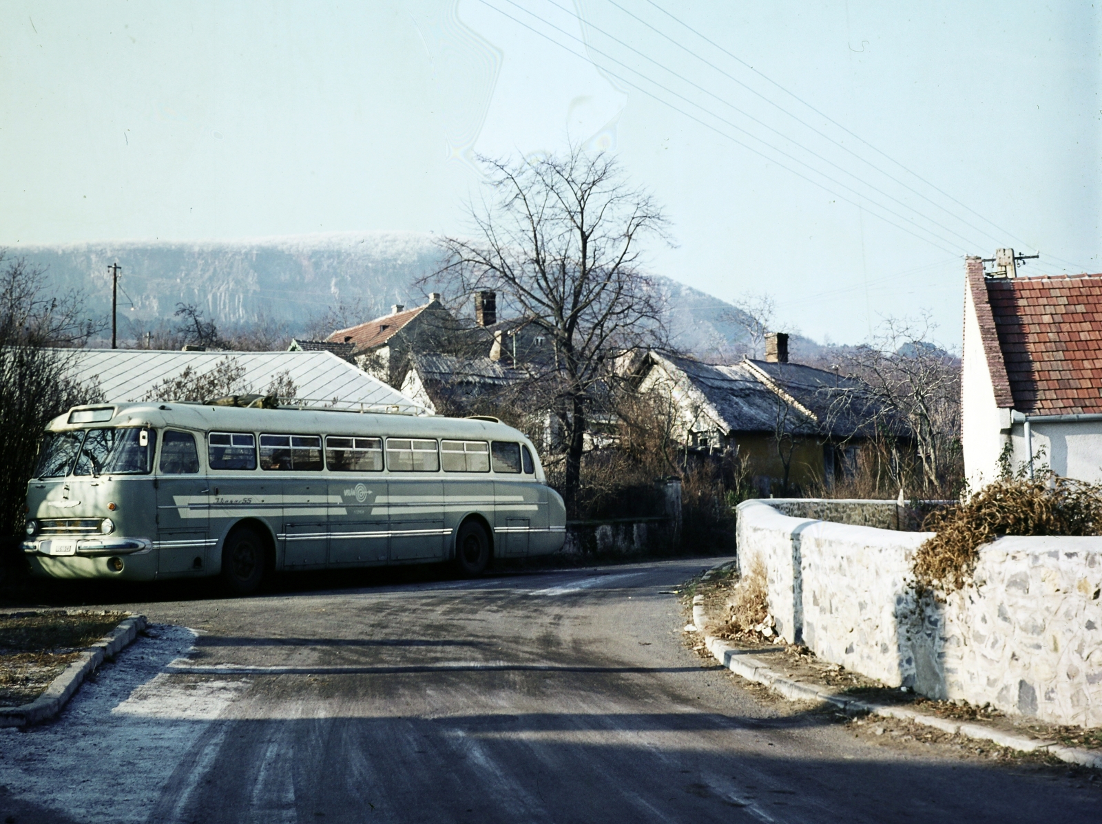 Magyarország,Balaton, Badacsonytomaj, Iskola utca a Római út felől., 1974, Faragó György, autóbusz, Ikarus 55, színes, Fortepan #261500