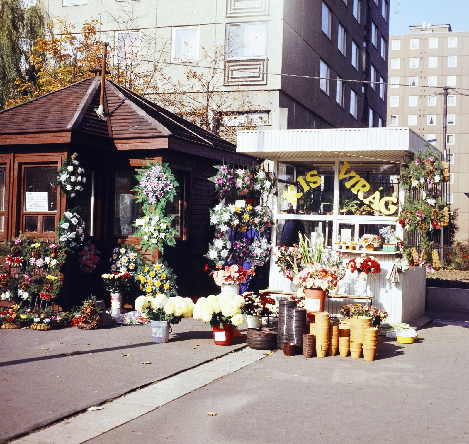 Hungary, Újpalota, Budapest XV., Zsókavár utca, virágárus a 4-es számú ház előtt, háttérben távolabb a Nyírpalota (Hevesi Gyula) út 51-es számú ház., 1986, Faragó György, florist, colorful, Budapest, Fortepan #261501