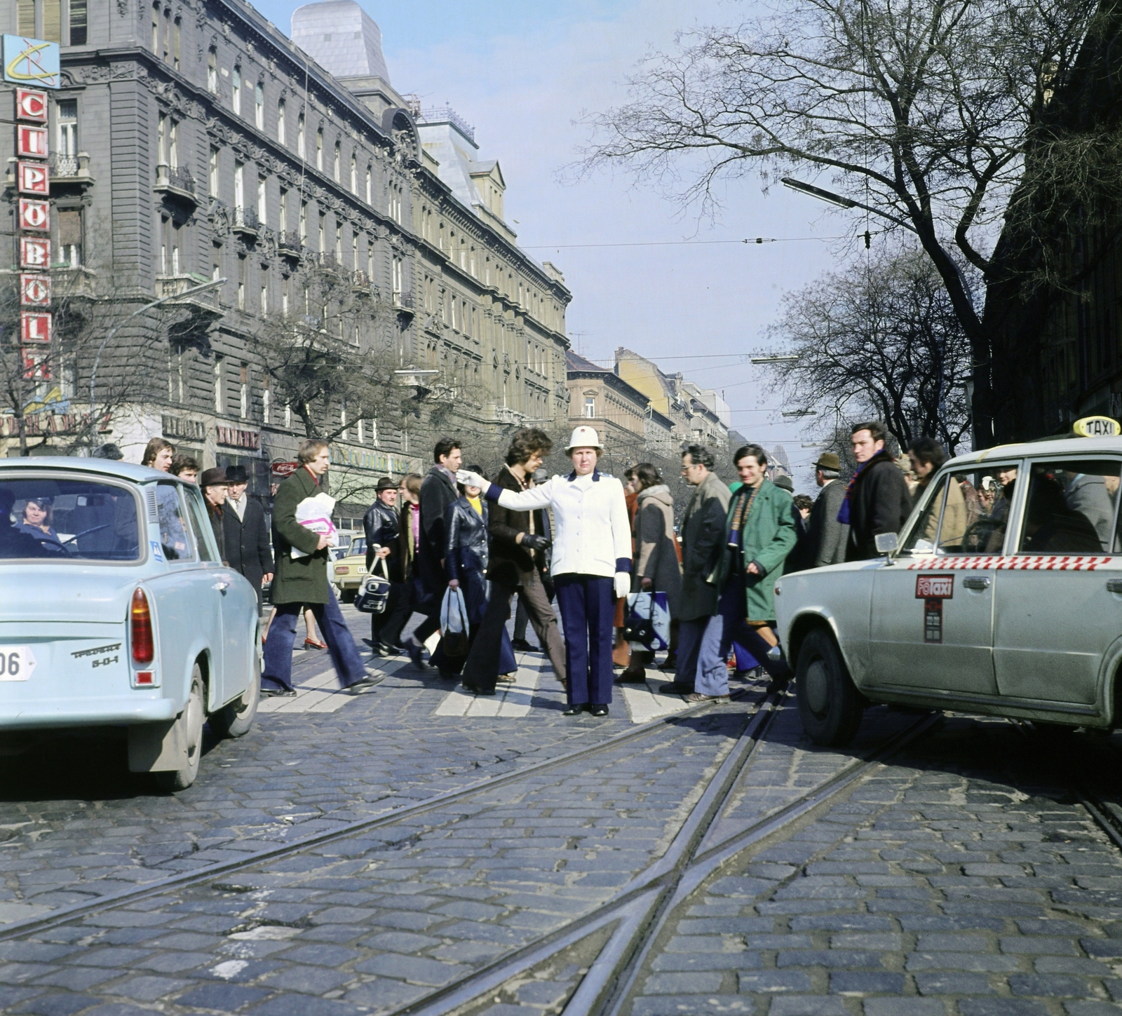 Hungary, Budapest XIII.,Budapest VI., Nyugati (Marx) tér, balra a Kádár utca torkolata, szemben a Váci út, jobbra a Westend-ház., 1977, Faragó György, Budapest, colorful, taxicab, Fortepan #261507