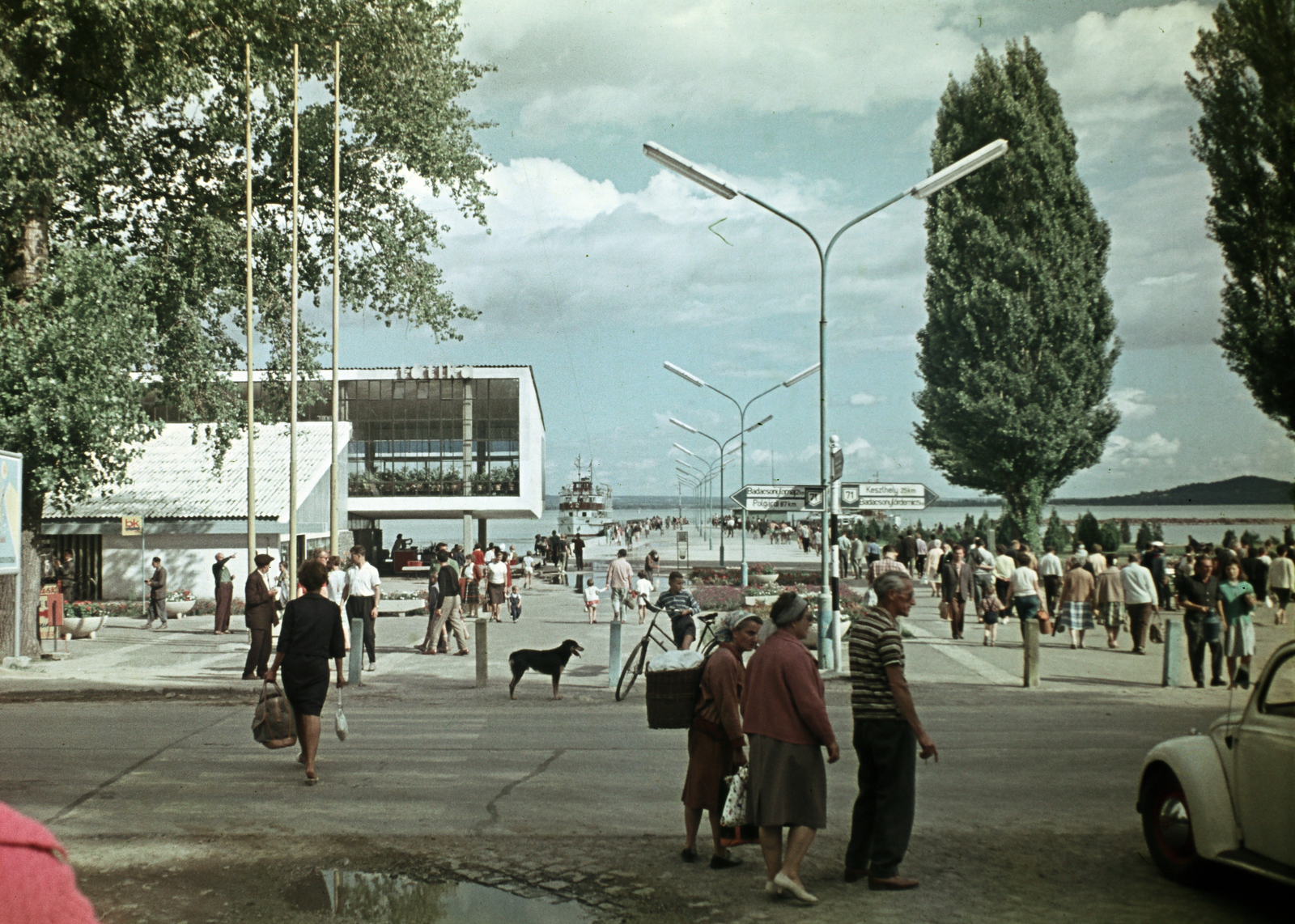 Magyarország,Balaton, Badacsonytomaj,Badacsony, 71-es főút a kikötőnél, balra a Tátika étterem, távolabb a Beloiannisz személyhajó látható., 1962, Faragó György, Balaton, móló, Beloiannisz hajó, étterem, Fortepan #261517