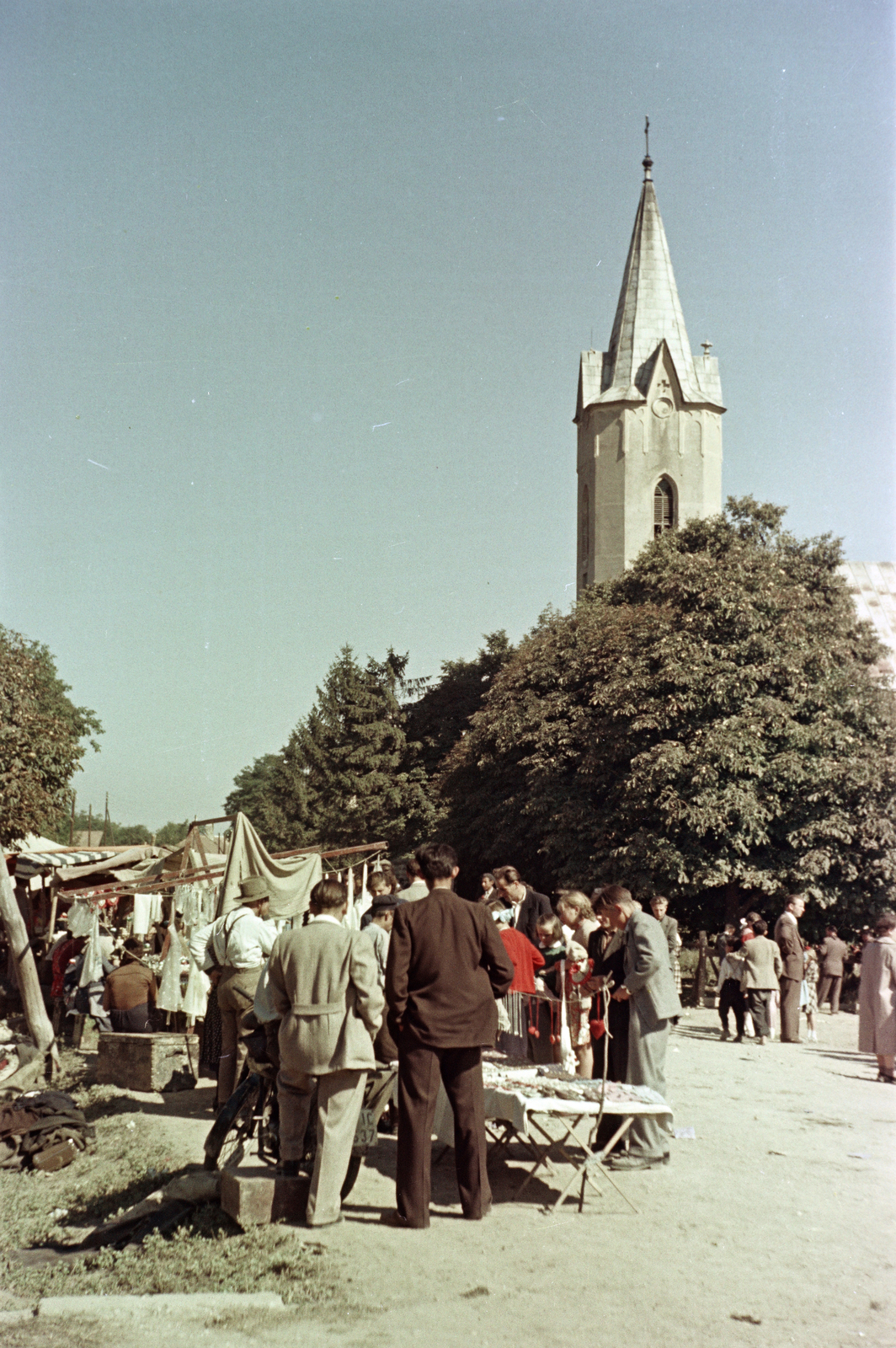 Hungary, búcsú a Fő utcán a Szűz Mária neve-templomnál., 1954, Faragó György, colorful, tent, gingerbread, Fortepan #261549