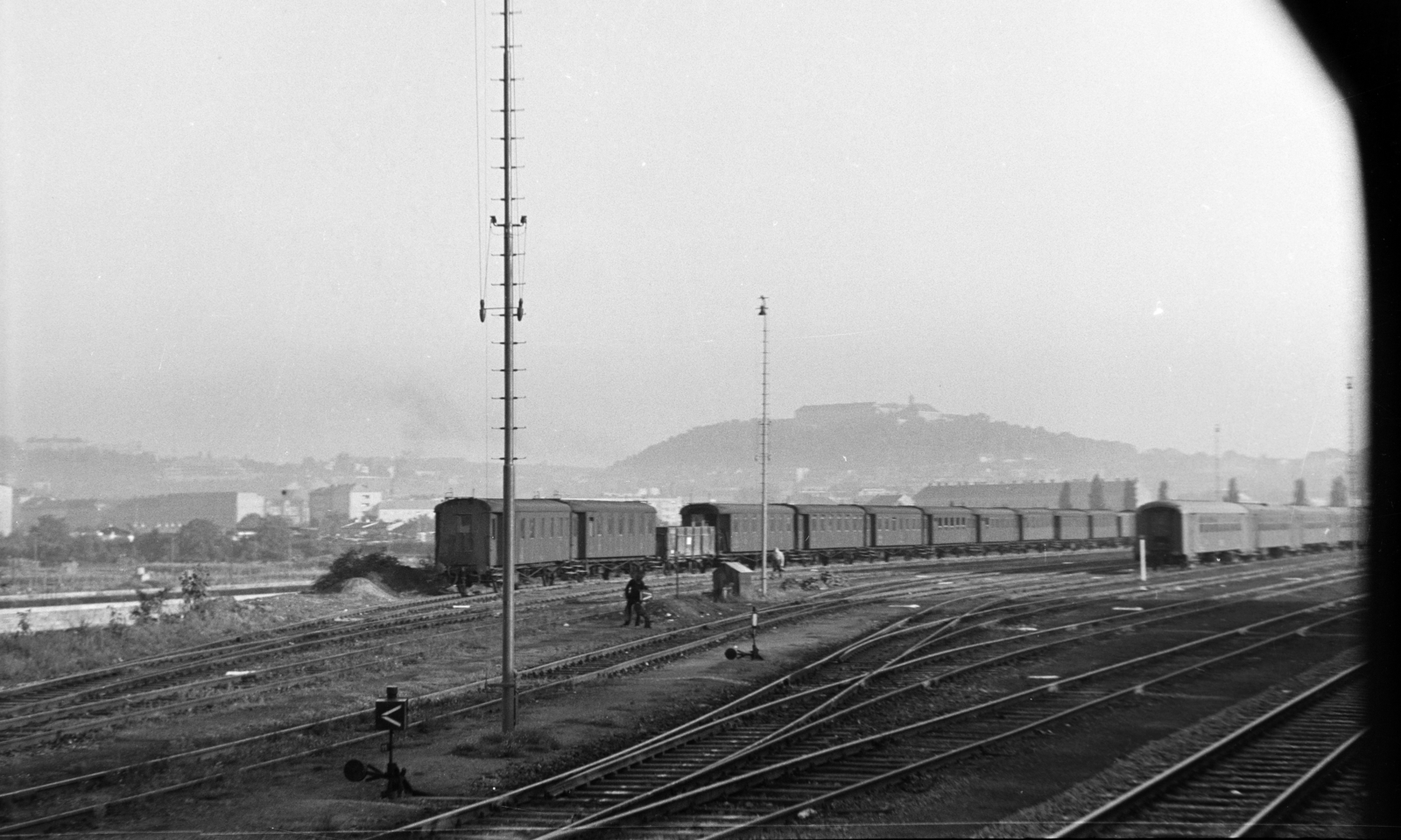 Csehország, Brno, rendező pályaudvar, háttérben a Špilberk-vár., 1956, Faragó György, vasút, Csehszlovákia, Fortepan #261554