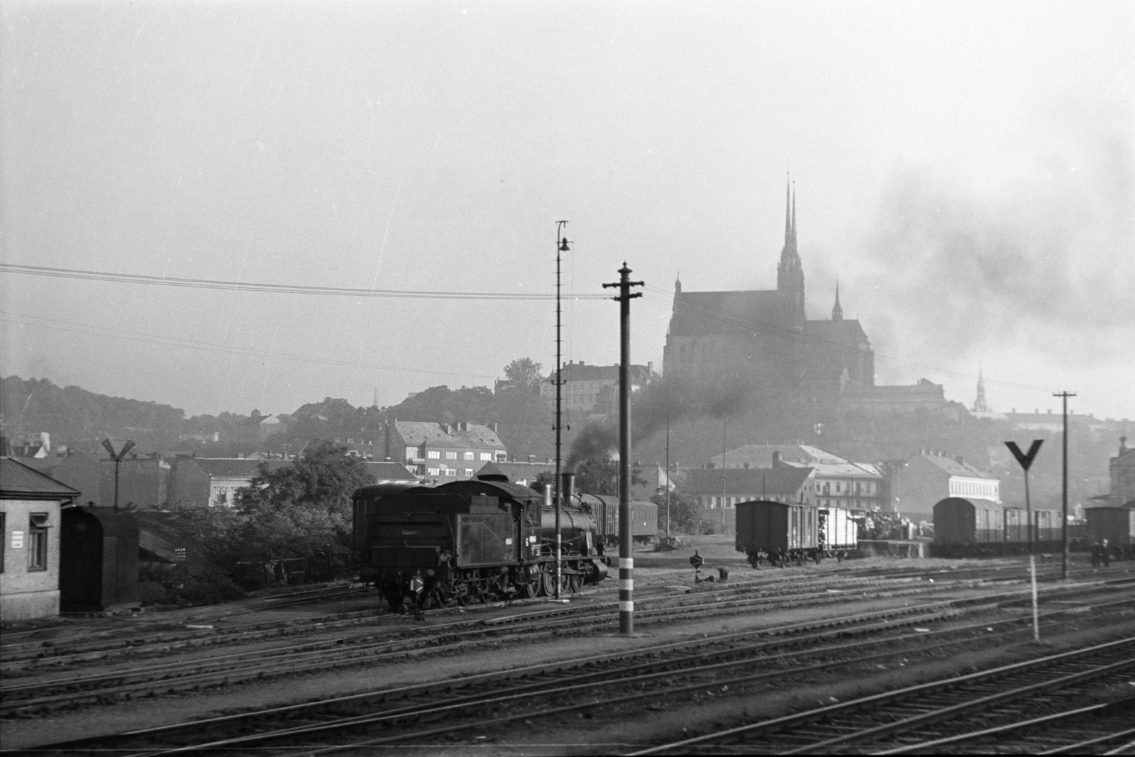 Czech Republik, Brno, rendező pályaudvar, jobbra a Szent Péter és Pál-székesegyház., 1956, Faragó György, steam locomotive, Czechoslovakia, Fortepan #261555