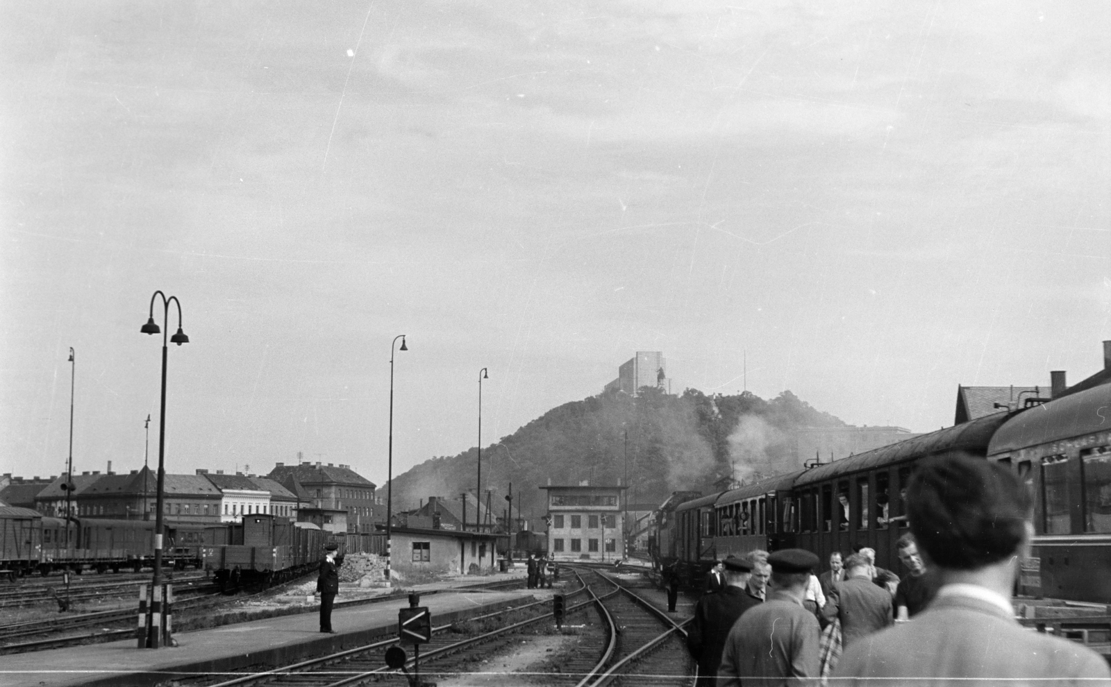 Csehország, Prága, Praha Masarykovo nádraží, távolban Vítkov-hegyen a Klement Gottwald mauzóleum (eredetileg a Nemzeti Felszabadítás Emlékműve) és előtte Jan Žižka hadvezér szobra., 1956, Faragó György, sínpálya, vasutas, Csehszlovákia, Fortepan #261556