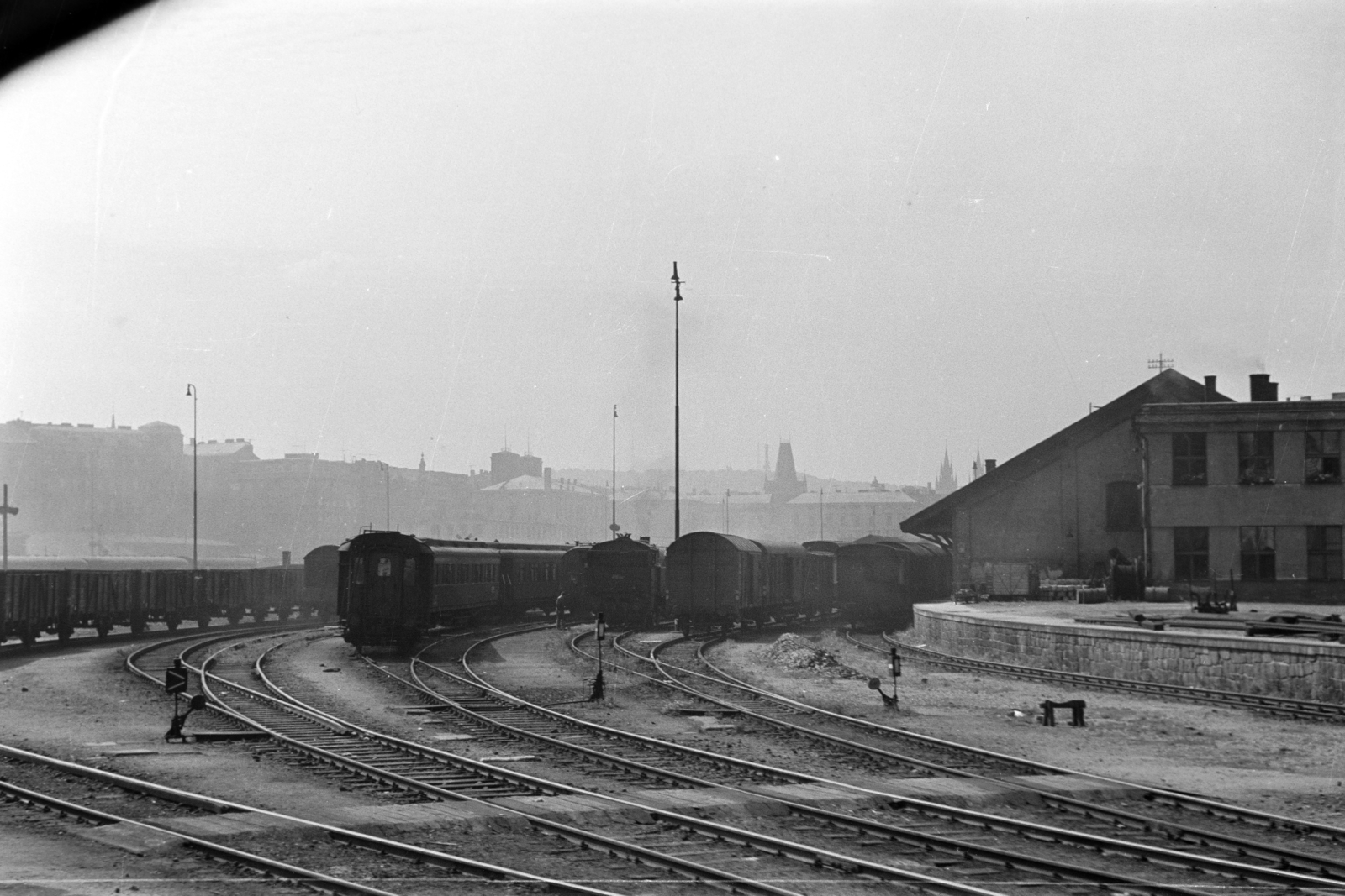 Csehország, Prága, a Masaryk vasútállomás tárolóvágányai. Középen a Lőportorony látható., 1956, Faragó György, sínpálya, Csehszlovákia, Fortepan #261557