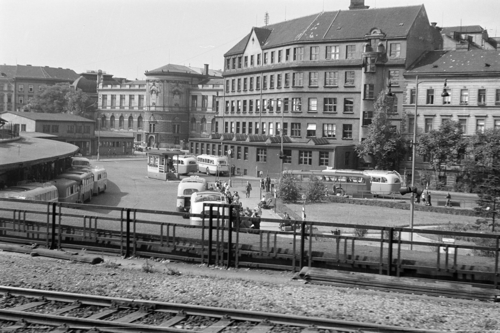 Czech Republik, Prague, rálátás a Ústřední autobusové nádraží Florenc-re, a központi autóbusz-pályaudvarra, szemben a Křižíkova melletti épületek láthatók., 1956, Faragó György, bus terminal, railway, bus stop, Czechoslovakia, Fortepan #261558