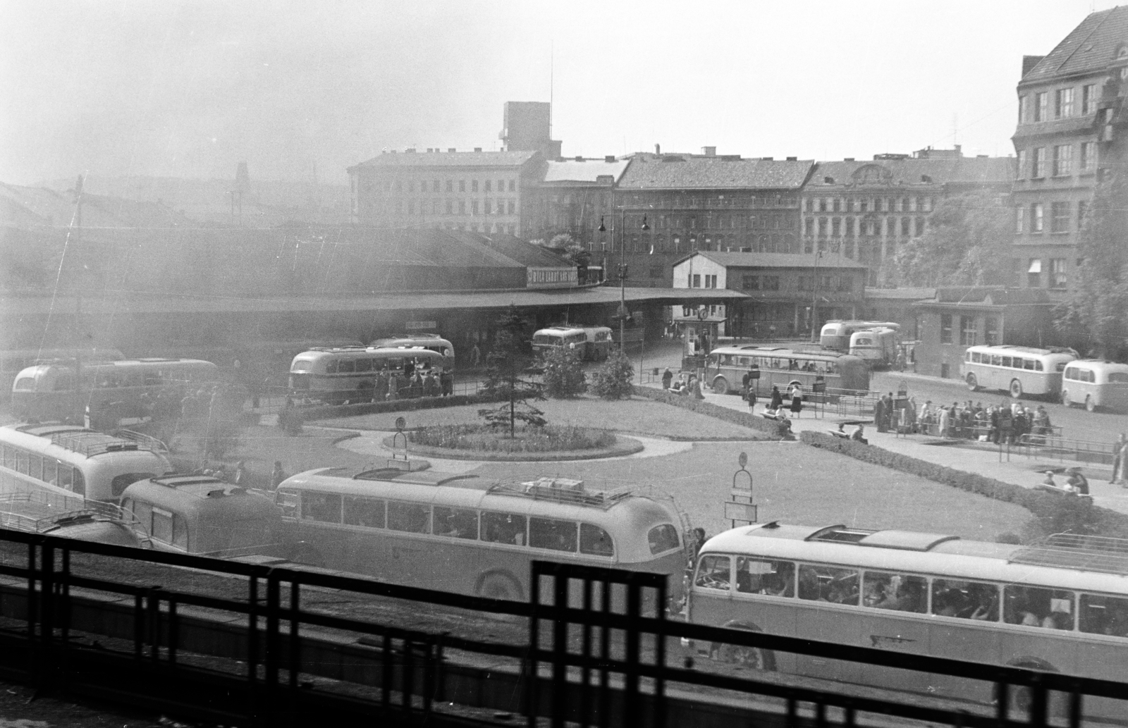 Czech Republik, Prague, rálátás a Ústřední autobusové nádraží Florenc-re, a központi autóbusz-pályaudvarra, szemben a Na Florenci melletti épületek láthatók., 1956, Faragó György, railway, bus stop, Czechoslovakia, Fortepan #261559