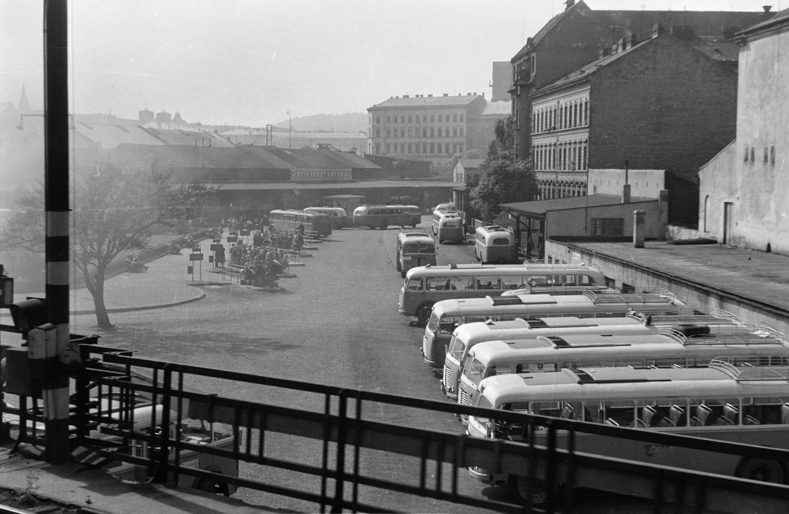 Czech Republik, Prague, rálátás a Ústřední autobusové nádraží Florenc-re, a központi autóbusz-pályaudvarra, távolabb a Na Florenci melletti, jobbra a Křižíkova melletti épületek láthatók., 1956, Faragó György, Czechoslovakia, bus terminal, Fortepan #261560