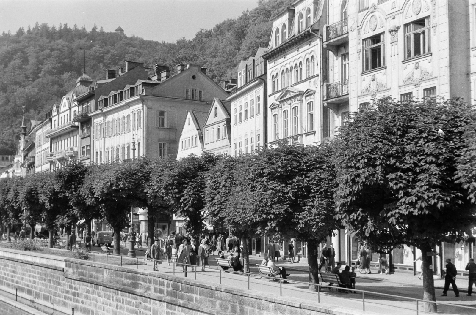 Czech Republik, Karlovy Vary, Stara Louka (Alte Wiese)., 1956, Faragó György, street view, pedestrian, alley, Czechoslovakia, Fortepan #261561