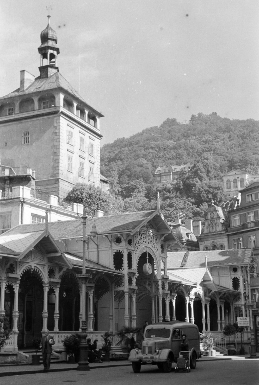 Czech Republik, Karlovy Vary, Piac kolonád.., 1956, Faragó György, architecture, Czechoslovakia, market, commercial vehicle, architectural ornament, Fortepan #261562