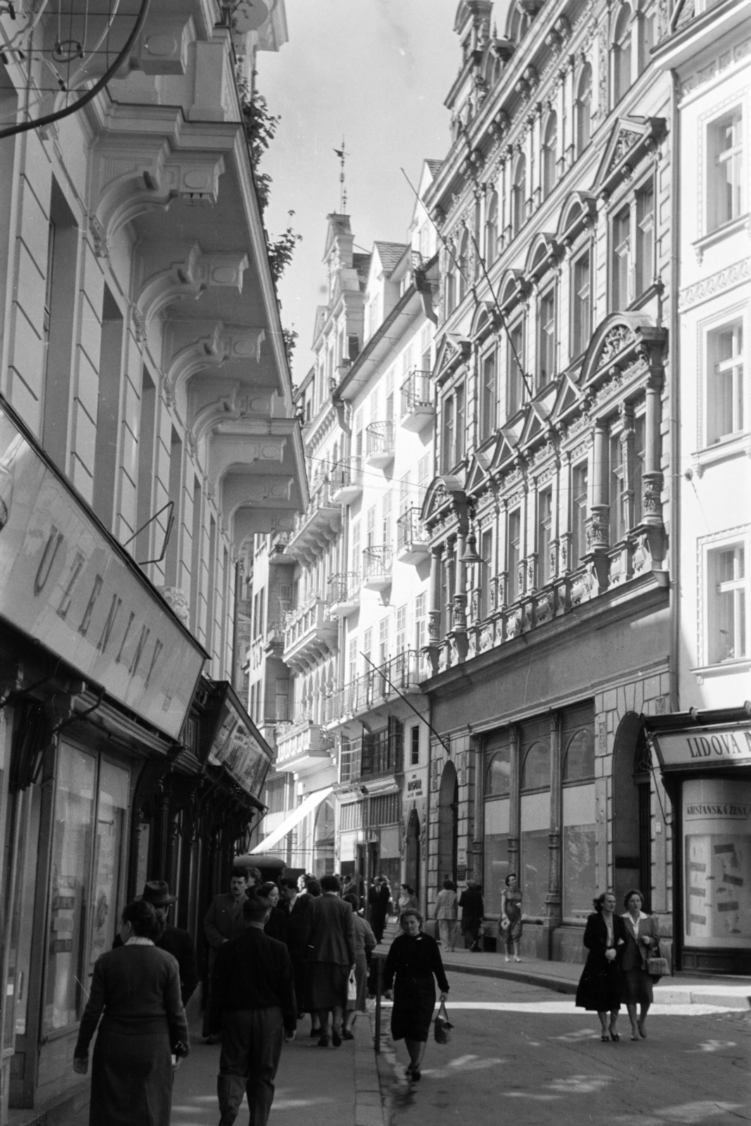 Czech Republik, Karlovy Vary, ulice Tržiště, szemben a 27-es számú ház., 1956, Faragó György, street view, architectural ornament, label, Czechoslovakia, Fortepan #261563
