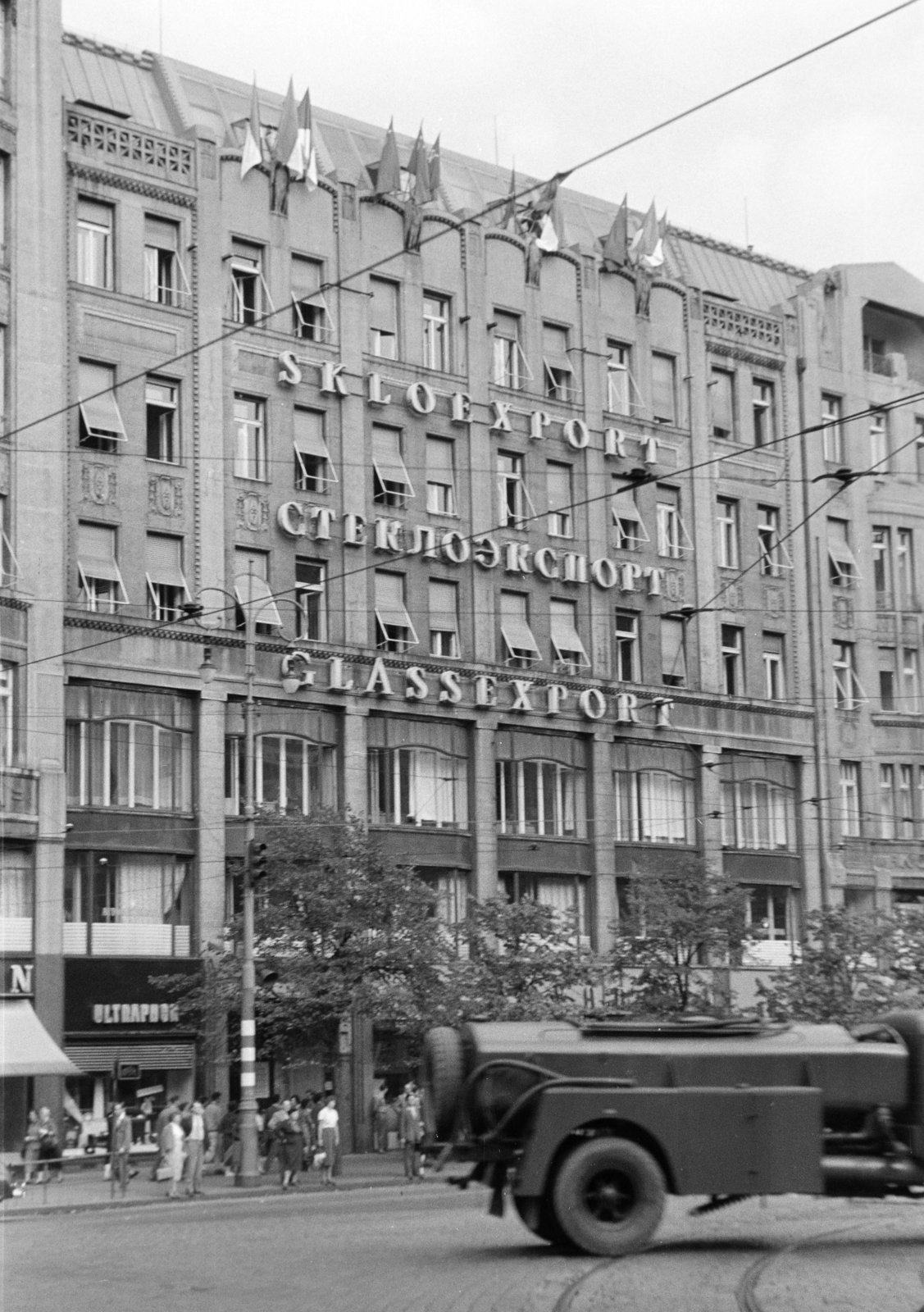 Czech Republik, Prague, Vencel tér (Václavské námestí), szemben az 1-es számú épület, a Koruna Place., 1956, Faragó György, tanker, Secession, store, neon sign, flag, Cyrillic alphabet, Czechoslovakia, Fortepan #261566