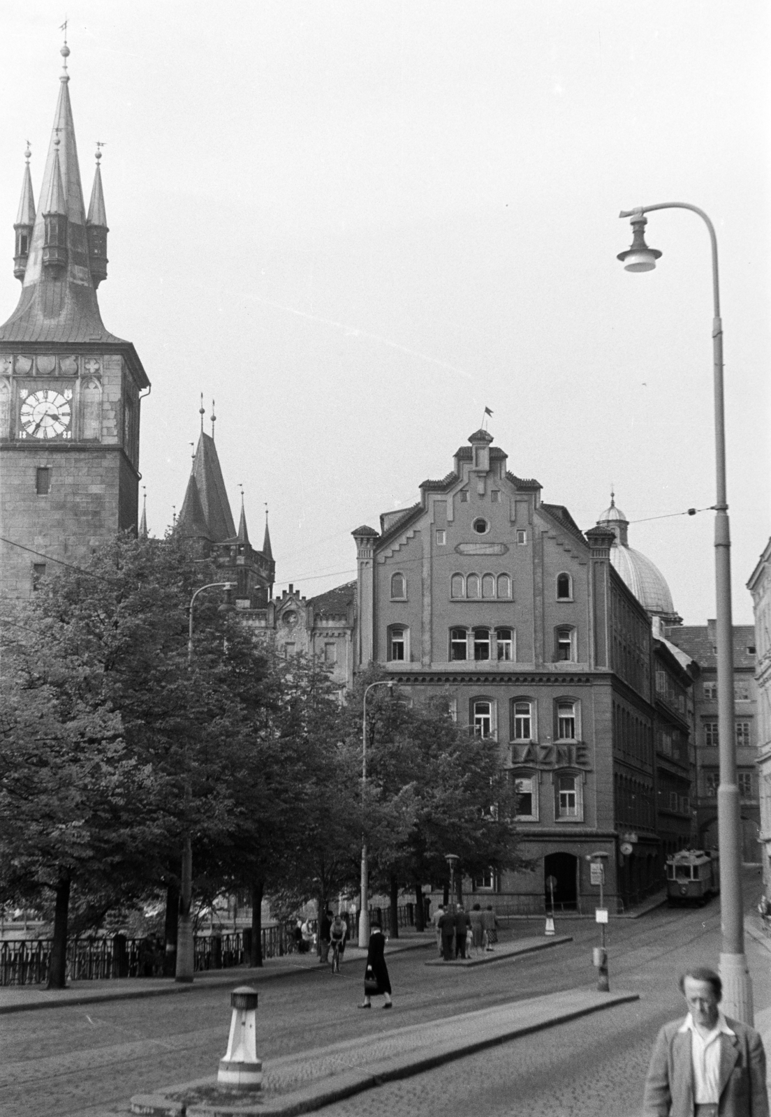 Czech Republik, Prague, Smetanovo nábřeží, balra az Óvárosi vízmű tornya., 1956, Faragó György, street lamp, tram, csibi lamp, church clock, safety island, Czechoslovakia, Fortepan #261571