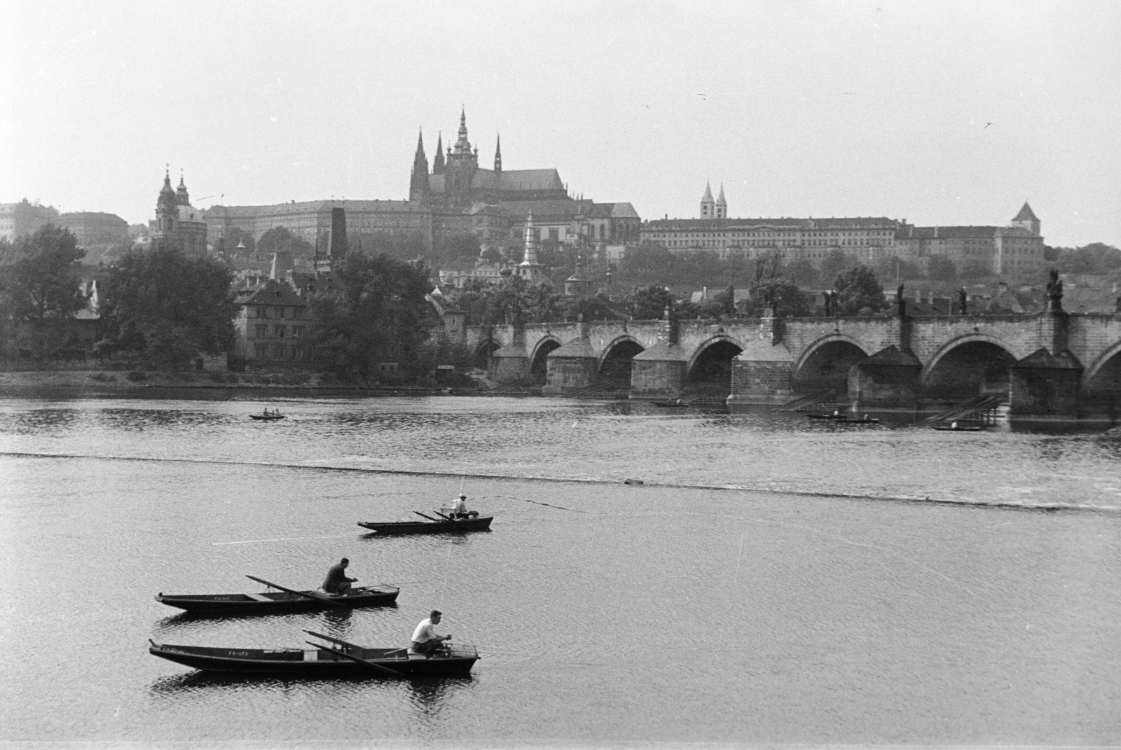 Czech Republik, Prague, Smetanovo nábřeží, a Moldva (Vltava) folyó túlpartján a Hradzsin, jobbra a Károly híd., 1956, Faragó György, boat, church, bridge, castle, Cathedral, river, Czechoslovakia, Fortepan #261572