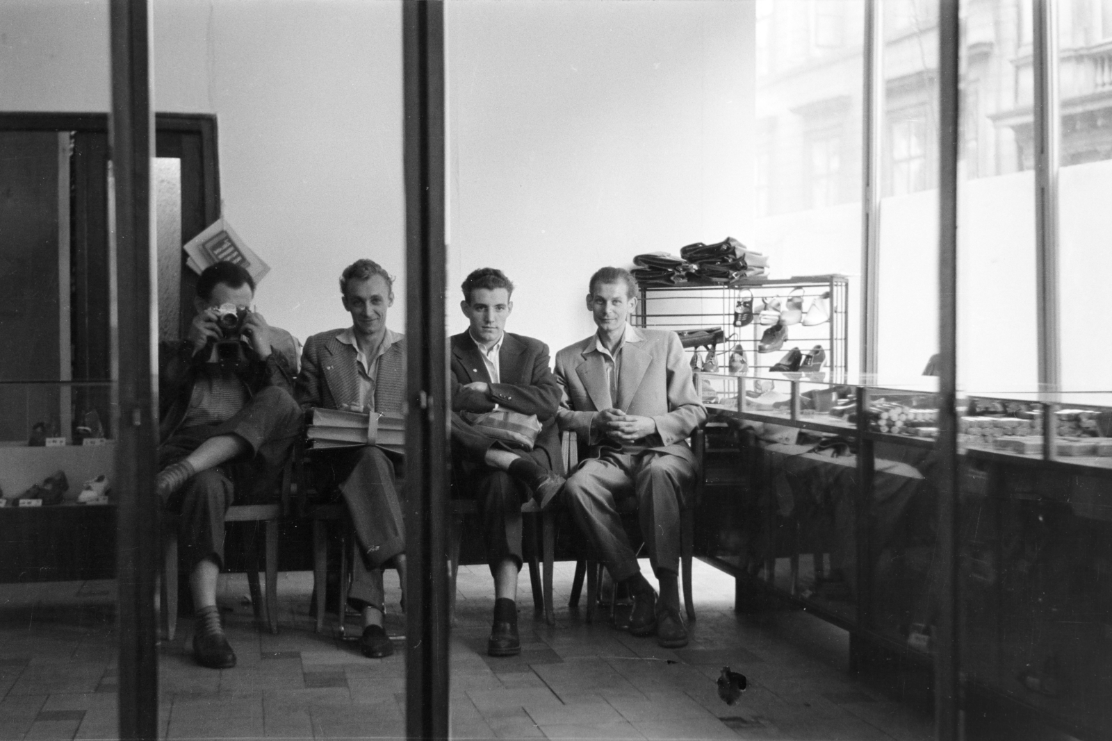 1956, Faragó György, jacket, mirror, men, shoe, suit, camera, reflection, youth, Fortepan #261578
