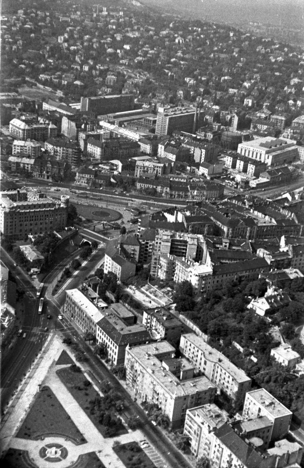 Hungary, Budapest XII.,Budapest I.,Budapest II., légifotó Budáról. Elöl a Vérmező északi vége az Attila úti házakkal, feljebb a Széll Kálmán (Moszkva) tér, a Ganz gyár, háttérben a Rózsadomb., 1963, MHSZ, aerial photo, Budapest, Fortepan #26158