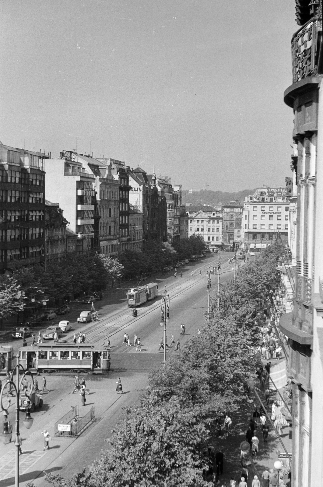 Czech Republik, Prague, rálátás a Vencel térre (Václavské námestí) a Hotel Ambasodor-ból., 1956, Faragó György, Czechoslovakia, Fortepan #261580