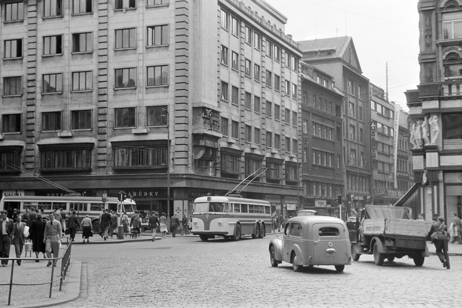 Czech Republik, Prague, Jungmannovo namesti, szemben a Jungmannov ulice, jobbra a Národní třída., 1956, Faragó György, street view, building statue, Czechoslovakia, Fortepan #261586