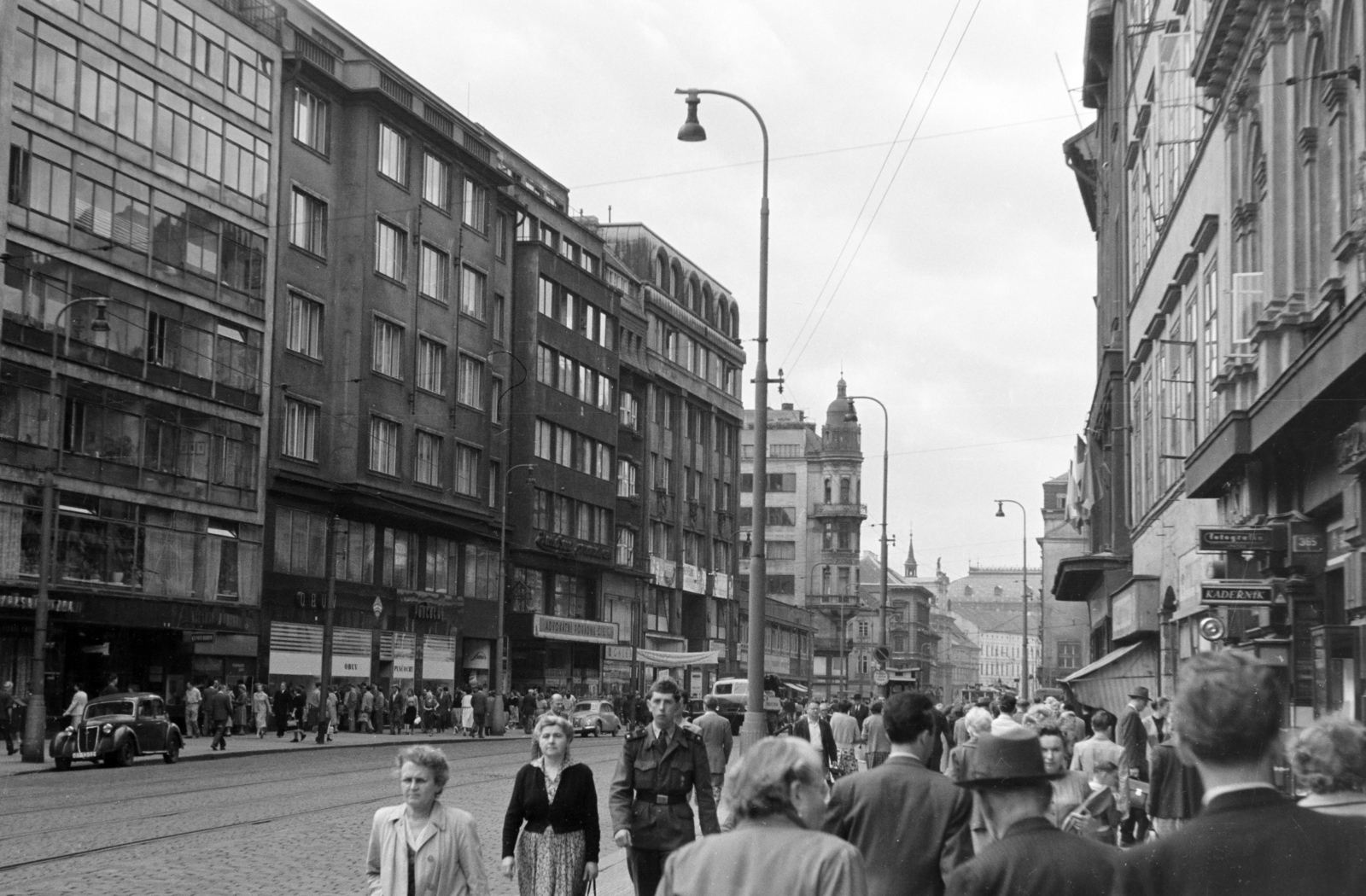Czech Republik, Prague, Národní třída a Jungmannovo namesti irányából a Spálená ulice felé nézve. Távolban a Nemzeti Színház tetőzete látható., 1956, Faragó György, street view, Czechoslovakia, Fortepan #261587