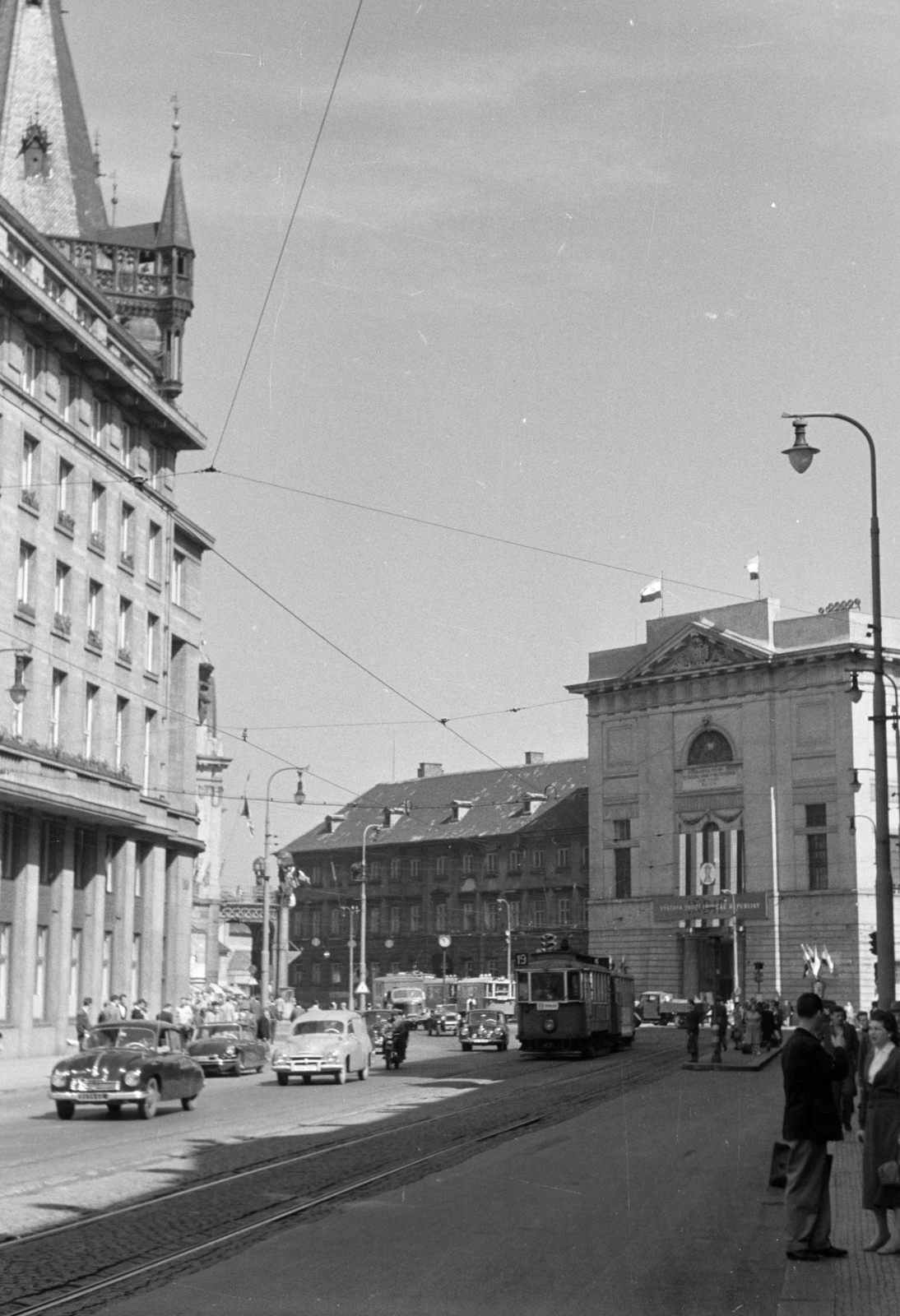 Czech Republik, Prague, ulice Na Příkopě a náměstí Republiky felé nézve, szemben a Hybernia Színház (Divadlo Hybernia). Balra a Lőportorony látszik., 1956, Faragó György, tram, Tatra-brand, public transport line number, Czechoslovakia, Fortepan #261588