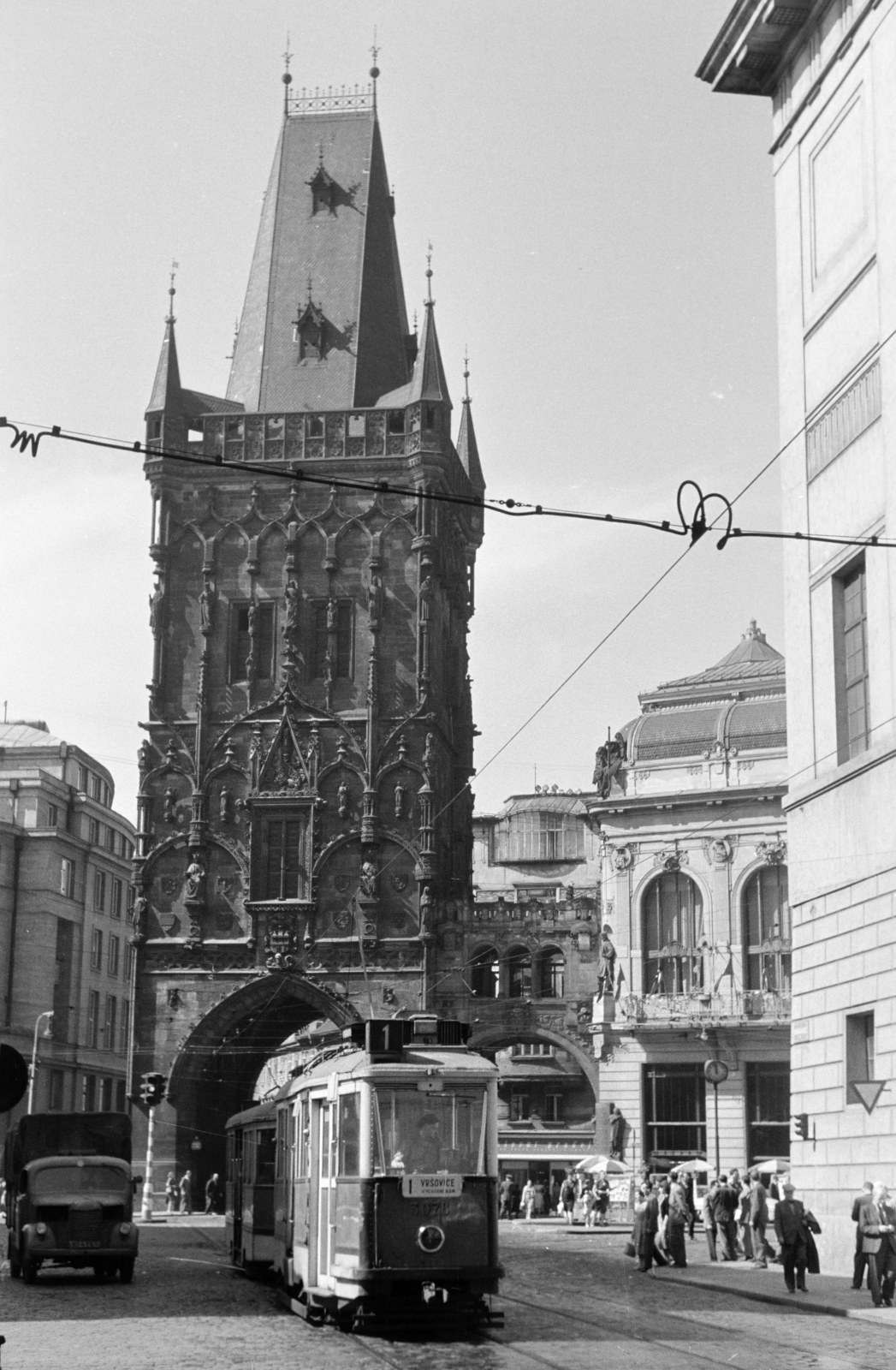 Czech Republik, Prague, Hybernská ulice, szemben a Lőportorony., 1956, Faragó György, public transport line number, tram, Czechoslovakia, gate tower, Fortepan #261589