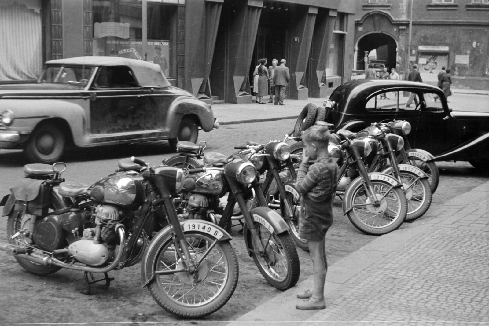 Czech Republik, Prague, Na Perštýně ulica, szemben a szakszervezeti székház a Bartolomějská ulica sarkán áll., 1956, Faragó György, motorcycle, Best of, Czechoslovakia, Fortepan #261593