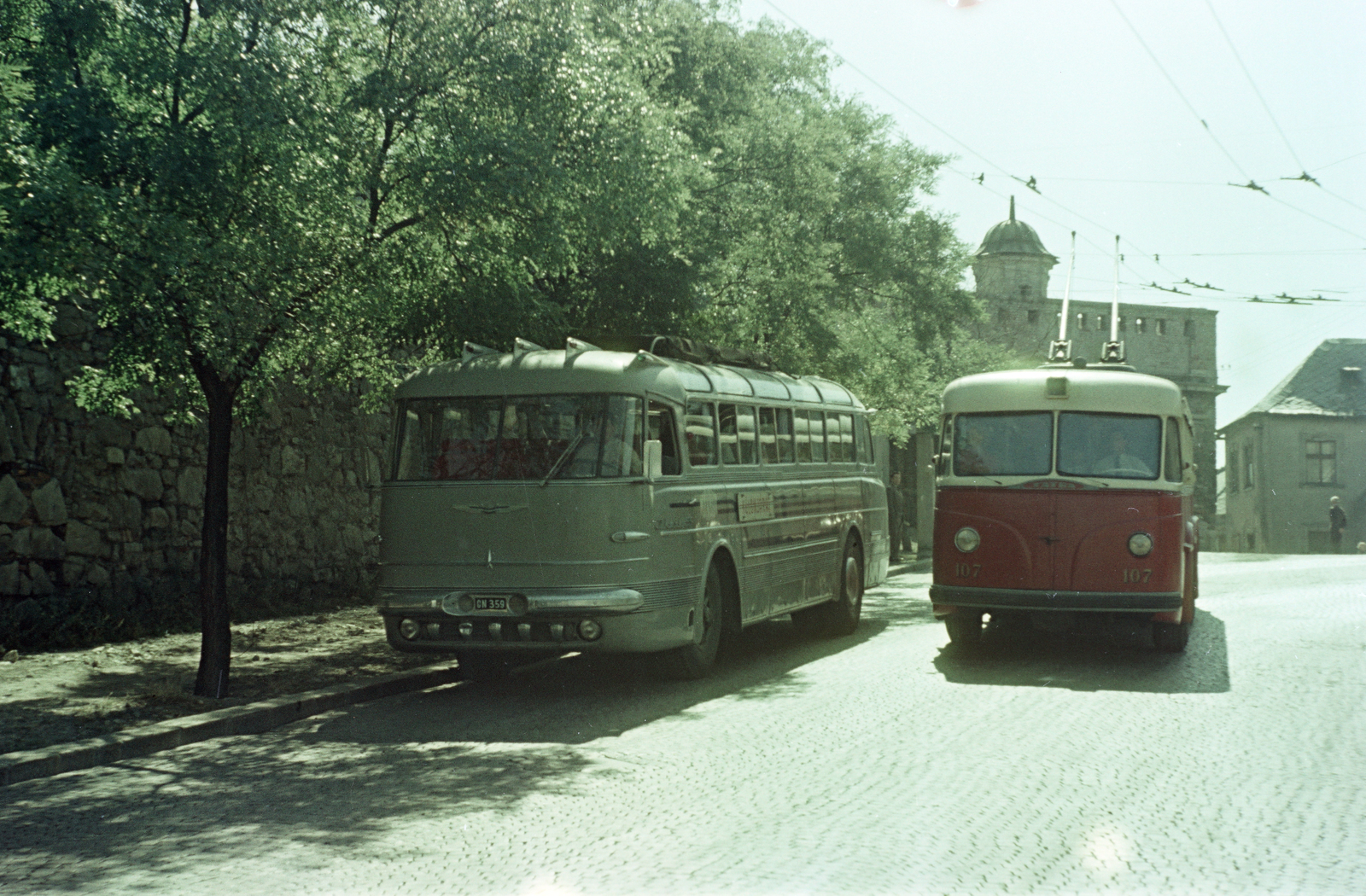 Slovakia, Bratislava, Vár út (Palisády ulica), háttérben a vár Bécsi kapuja., 1956, Faragó György, bus, trolley bus, colorful, Czechoslovakia, Fortepan #261598