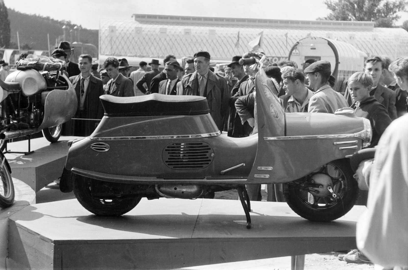 Czech Republik, Brno, Vásárváros, Brnói Nemzetközi Vásár., 1956, Faragó György, motorcycle, Jawa-brand, Czechoslovakia, Fortepan #261606