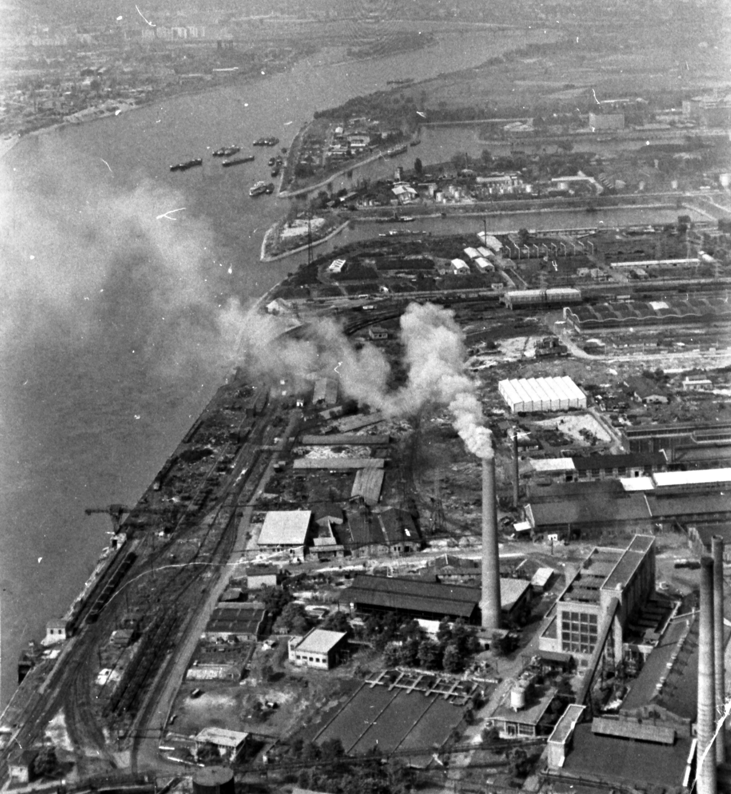 Hungary, Budapest XXI., légifotó a Csepel Vas- és Fémművekről, előtérben a Csepeli Erőmű., 1963, MHSZ, factory, aerial photo, chimney, factory, smoke, Budapest, Fortepan #26161