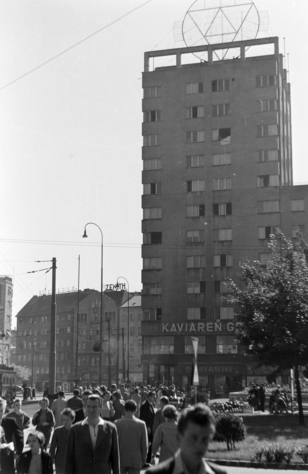 Slovakia, Bratislava, Szlovák Nemzeti Felkelés tere (Námestie SNP), Manderla-ház, 1956, Faragó György, tall house, Czechoslovakia, Fortepan #261622