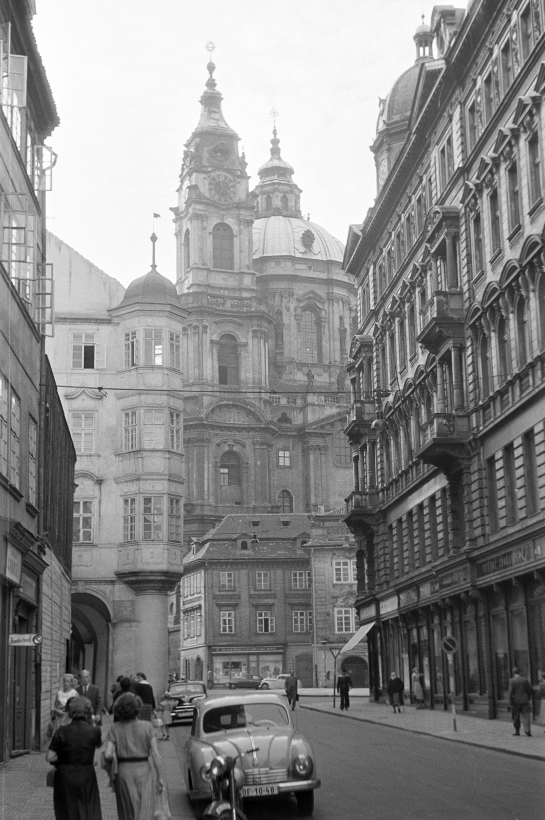 Czech Republik, Prague, Malá Strana (Kisoldal), Mostecká ulice, szemben a Szent Miklós-templom., 1956, Faragó György, street view, Czechoslovakia, Fortepan #261634