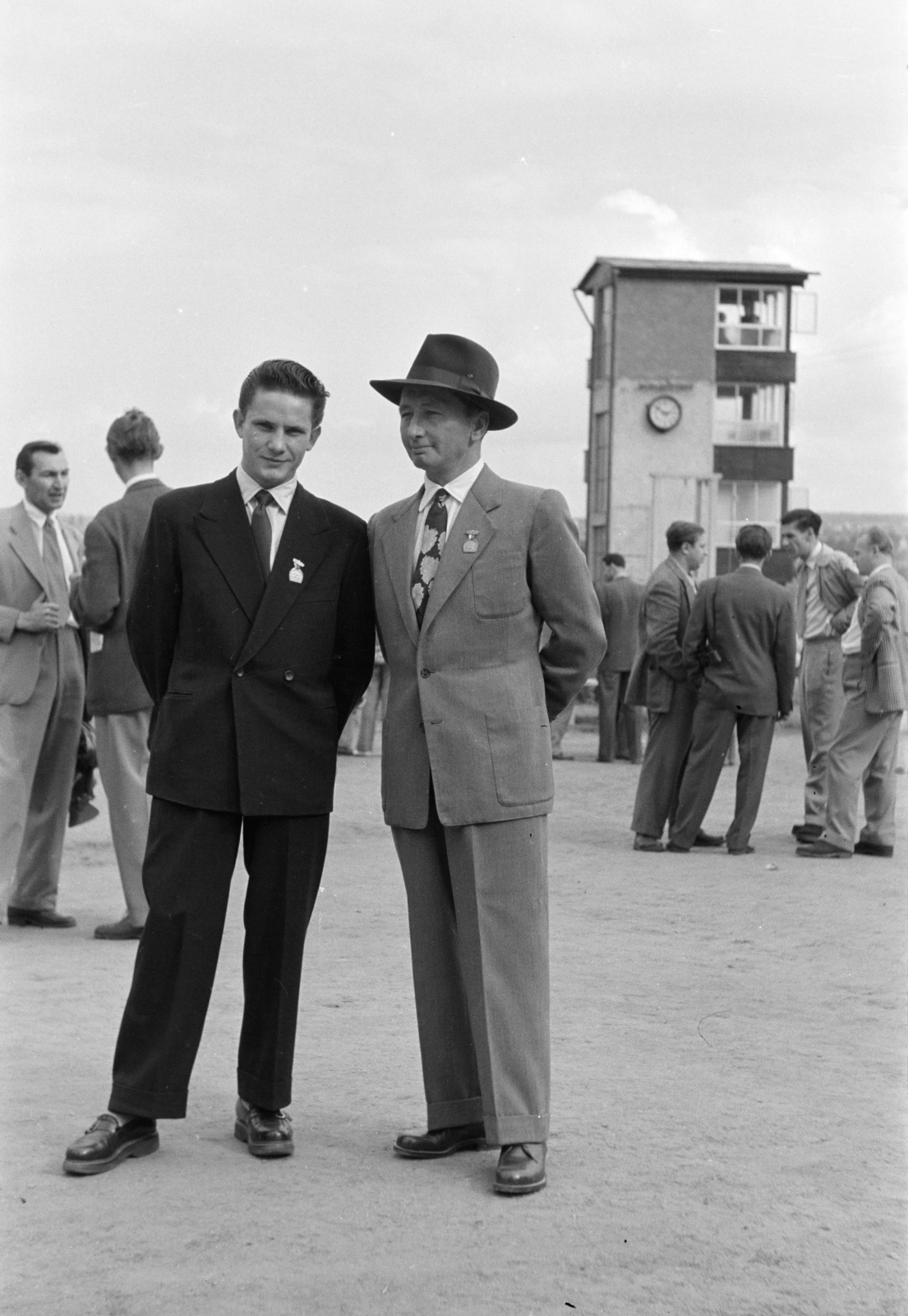 Czech Republik, Prague, ulice Radotínská 69/34., lóversenypálya (Dostihové závodiště Velká Chuchle / Chuchle Arena Praha)., 1956, Faragó György, double portrait, hat, suit, hands behind the back, tie, Czechoslovakia, Fortepan #261637