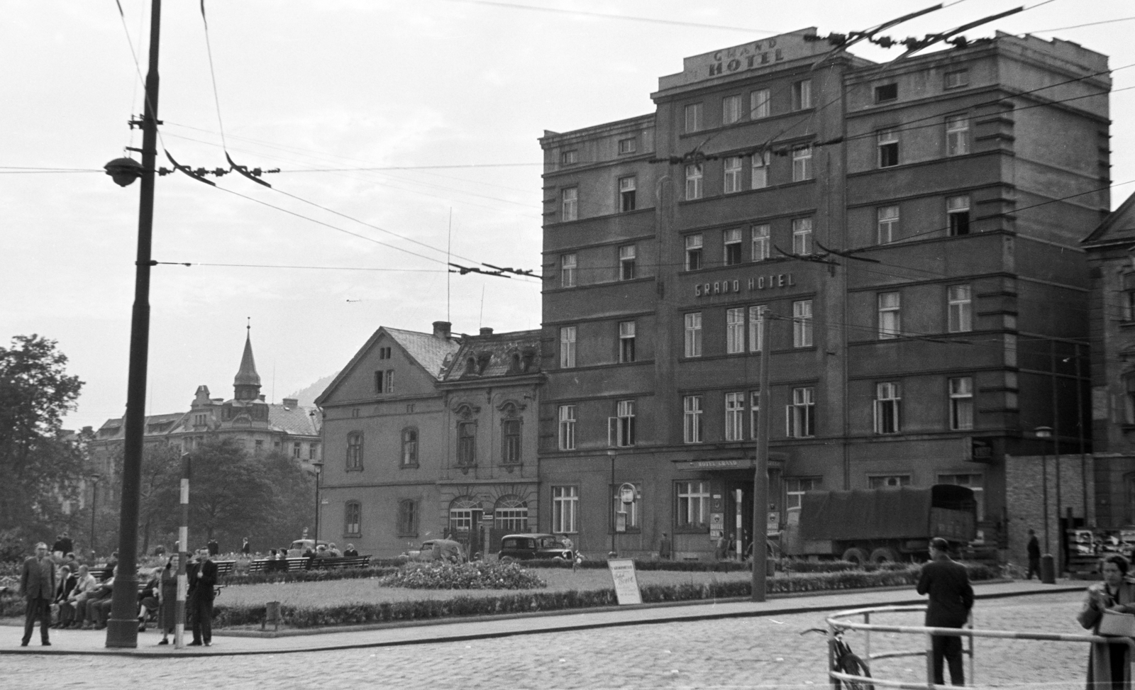 Czech Republik, Děčín, Československé mládeže a Prokopa Holého sarkán, szemben a námestie maršála Rybalka (később Zbrojnická) melletti Grand Hotel látható., 1956, Faragó György, hotel, Czechoslovakia, Fortepan #261653