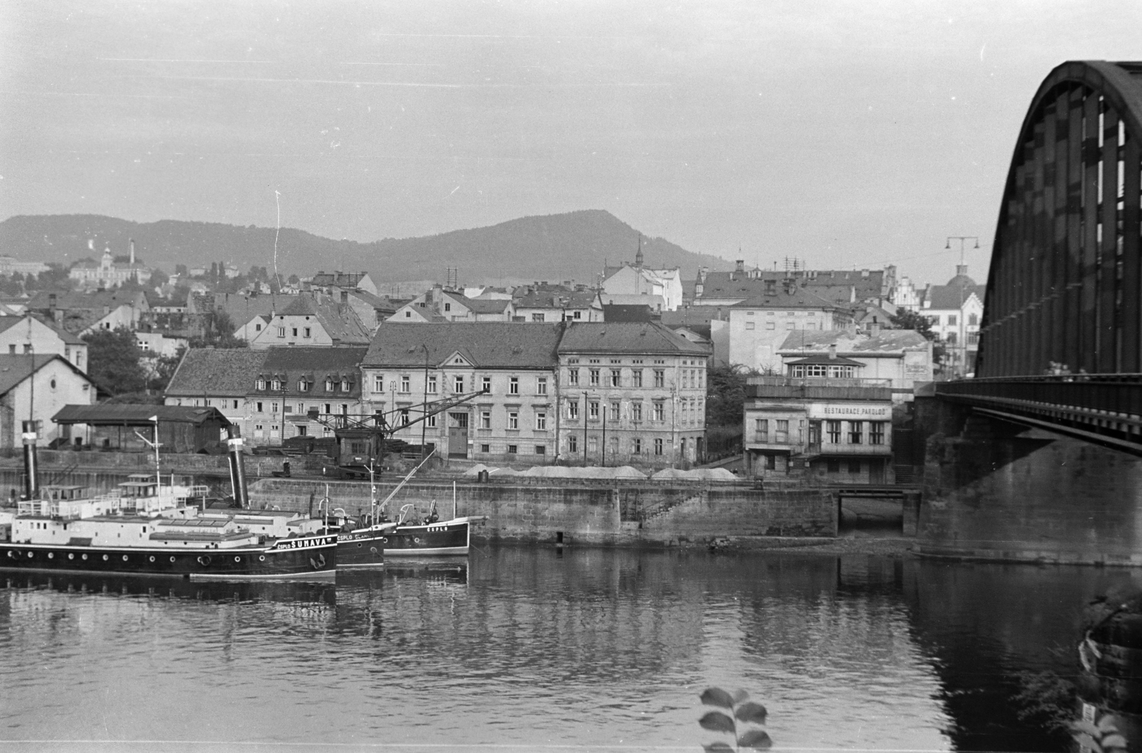 Czech Republik, Děčín, jobbra az Elba folyó feletti Tyršův most (Tyrš/Tirsch-híd) látható., 1956, Faragó György, picture, ship, tenement house, Czechoslovakia, Fortepan #261656
