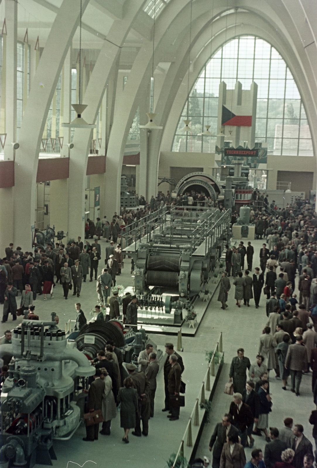 Czech Republik, Brno, Vásárváros, Brnói Nemzetközi Vásár., 1956, Faragó György, colorful, visitors, hall, Czechoslovakia, Fortepan #261660