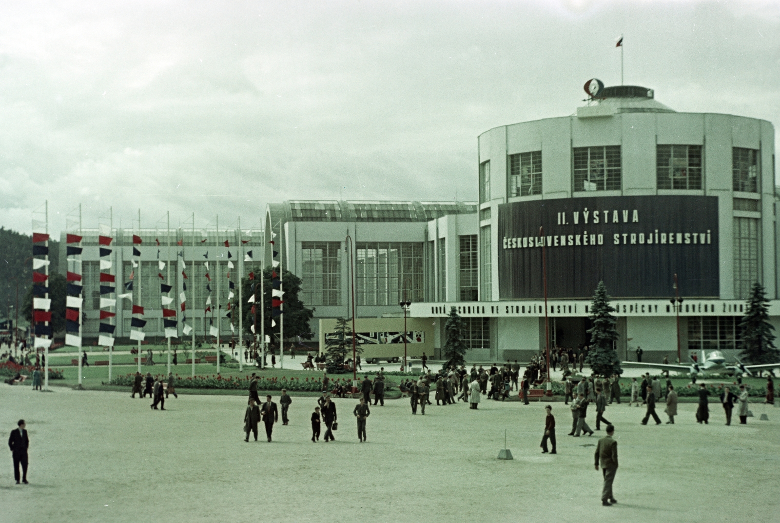 Czech Republik, Brno, Vásárváros, Brnói Nemzetközi Vásár., 1956, Faragó György, colorful, modern architecture, flag, Czech sign, Czechoslovakia, Fortepan #261663
