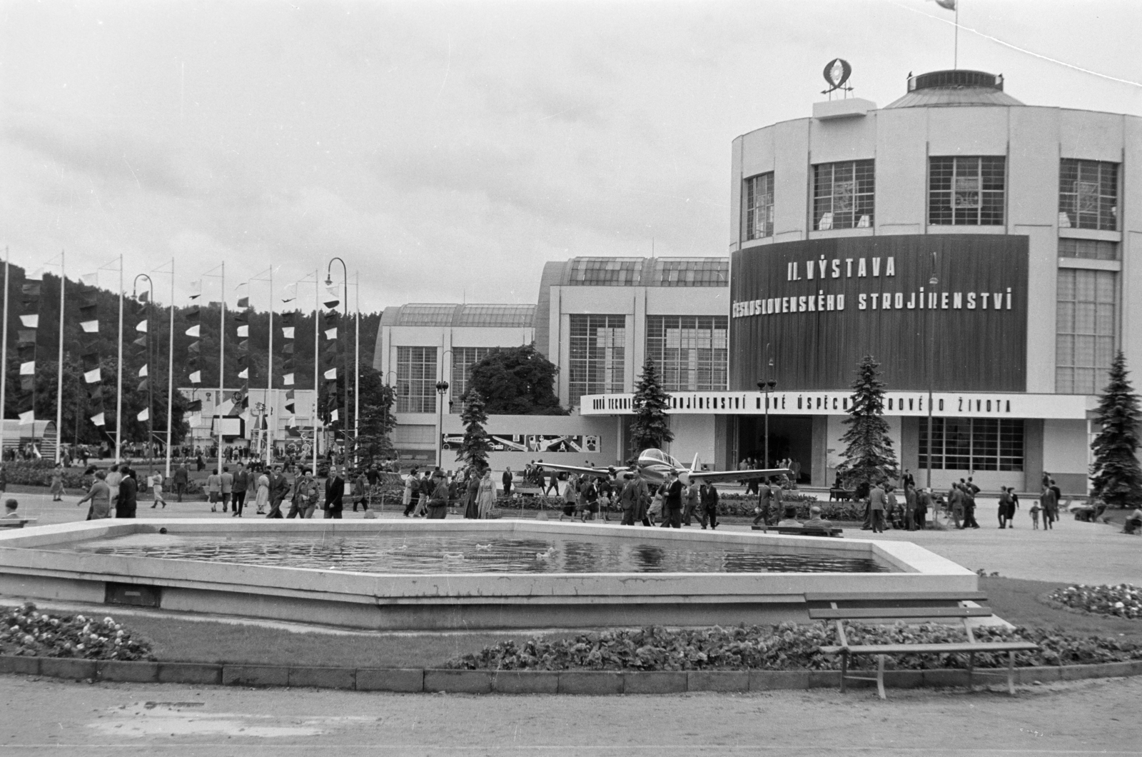 Czech Republik, Brno, Vásárváros, Brnói Nemzetközi Vásár., 1956, Faragó György, label, pool, airplane, bench, exhibition, Czech sign, Czechoslovakia, Fortepan #261671