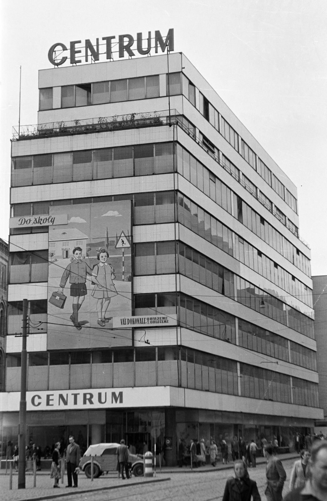 Csehország, Brno, Malinovského náměstí, szemben a Centrum áruház (eredetileg Bata áruház, épült 1930-31)., 1956, Faragó György, plakát, áruház, Volkswagen Kübelwagen, Csehszlovákia, Fortepan #261674