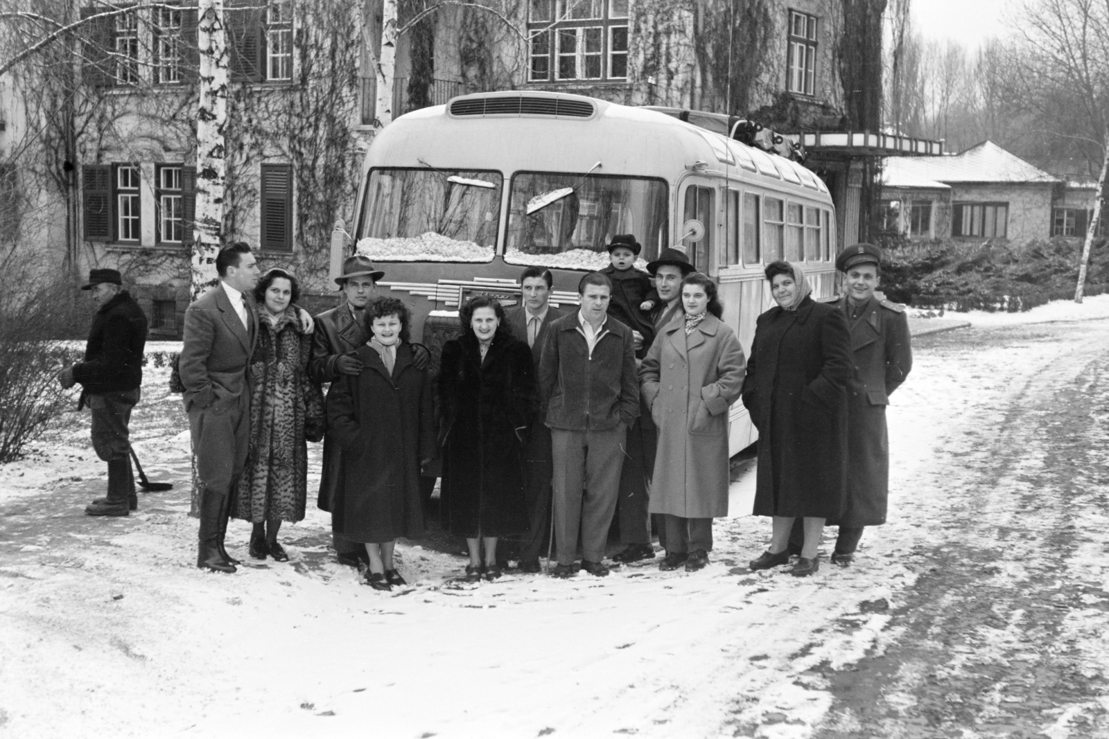 Magyarország, Balatonkenese, Honvéd üdülő (korábban Székesfővárosi tisztviselők üdülőtelepe). Jobbról a negyedik Puskás Ferenc, mellette jobbra a felsége, mögöttük Faragó Lajos. Középen a háttérben Bányai Nándor áll., 1955, Faragó György, Ikarus 30, csoportkép, fiatalság, sportoló, híres ember, egyenruha, kabát, hó, Fortepan #261678