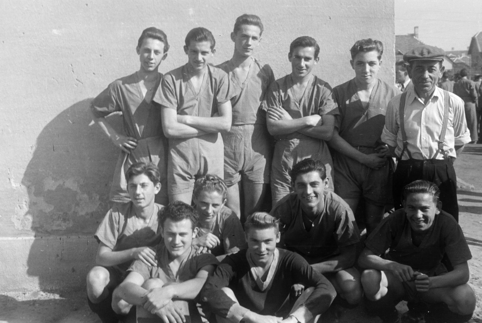 Magyarország, Budapest XIX., Wekerletelep, a felvétel a Postajavító WSC Zoltán utcai labdarúgópályájánál készült., 1955, Faragó György, futballcsapat, Budapest, Fortepan #261683
