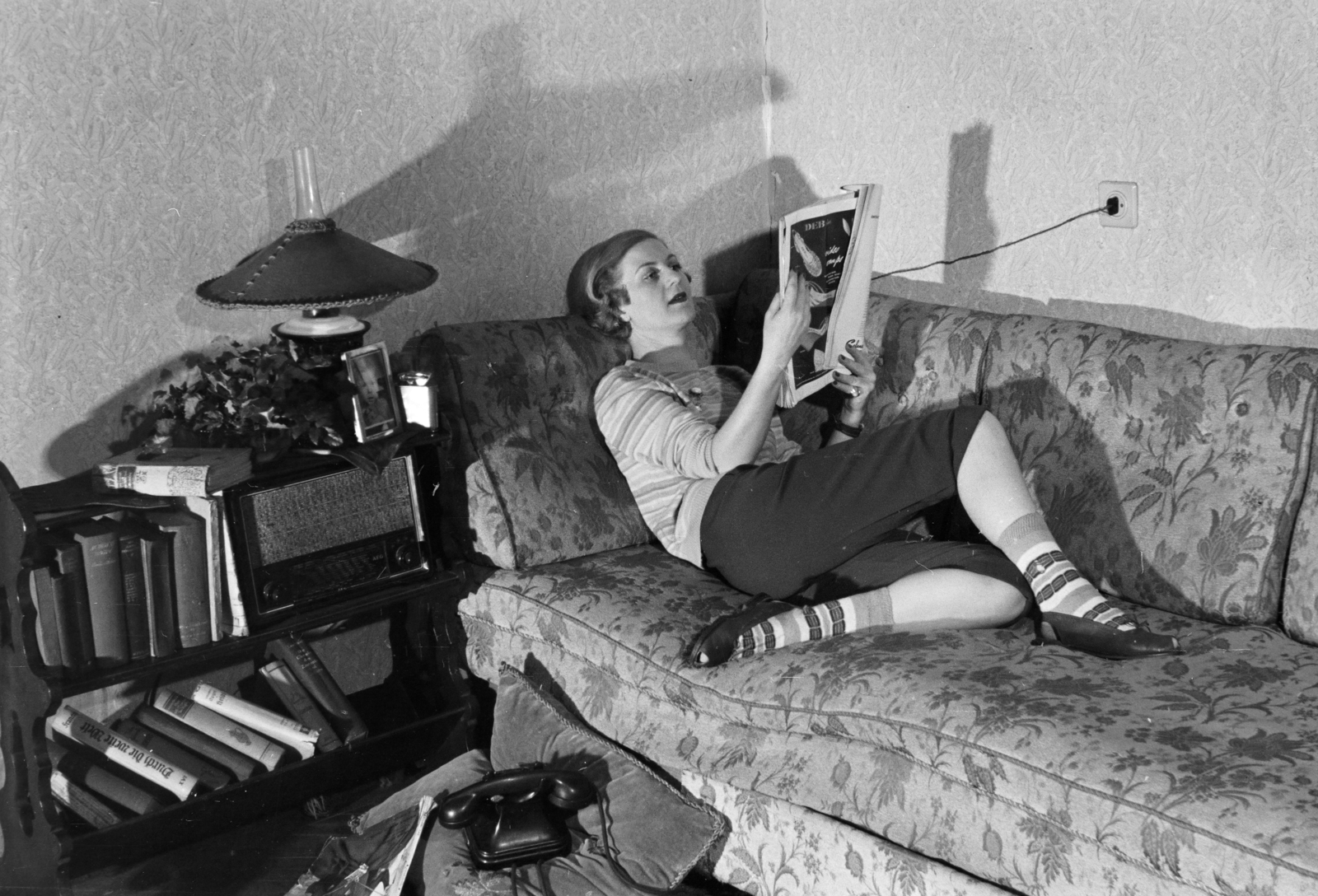 1955, Faragó György, woman, snocks, shoe, telephone, reading, newspaper, hairdo, Fortepan #261689