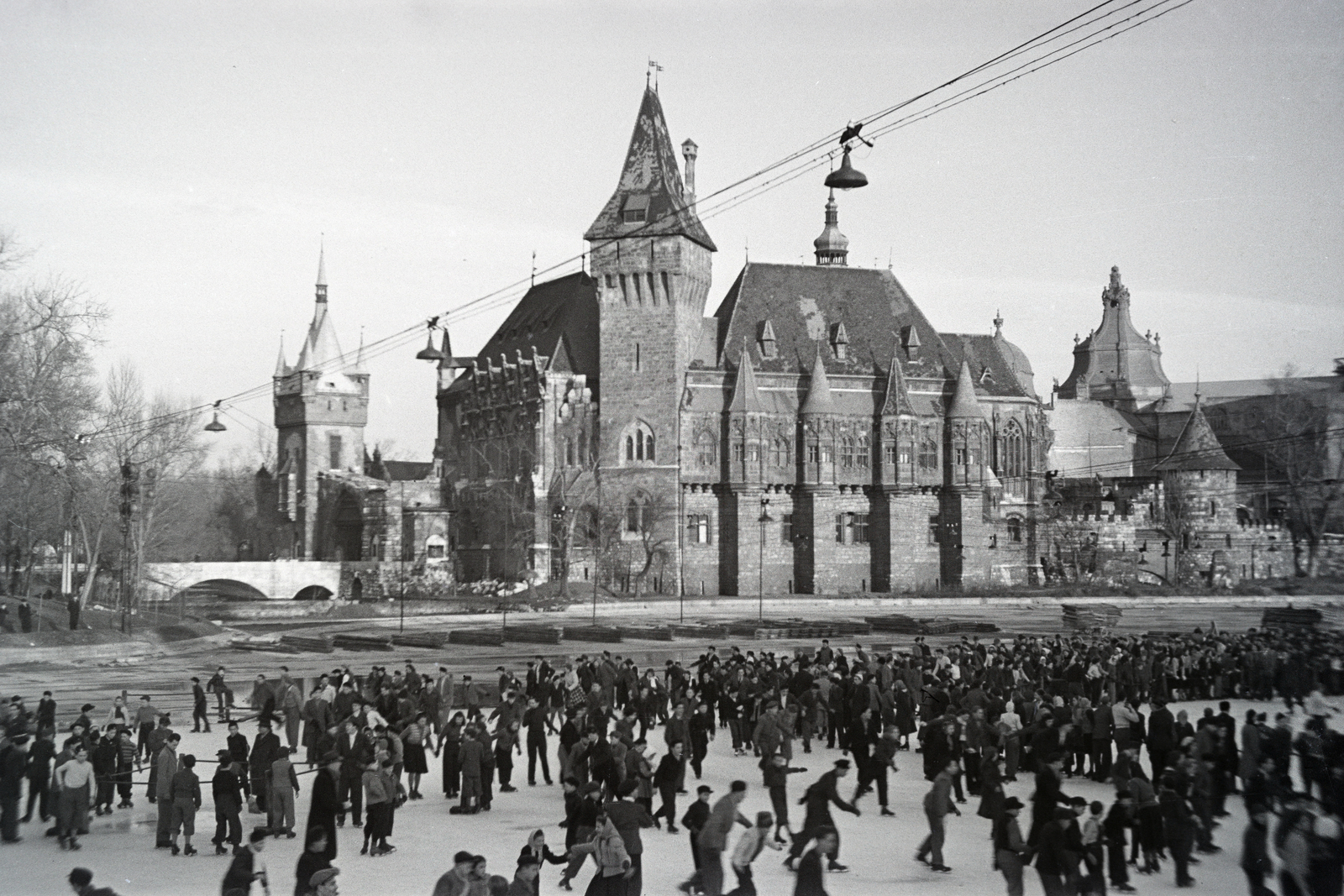 Magyarország, Városliget, Budapest XIV., Műjégpálya, háttérben a Vajdahunyad vára., 1955, Faragó György, korcsolyázás, műemlék, Budapest, Fortepan #261692