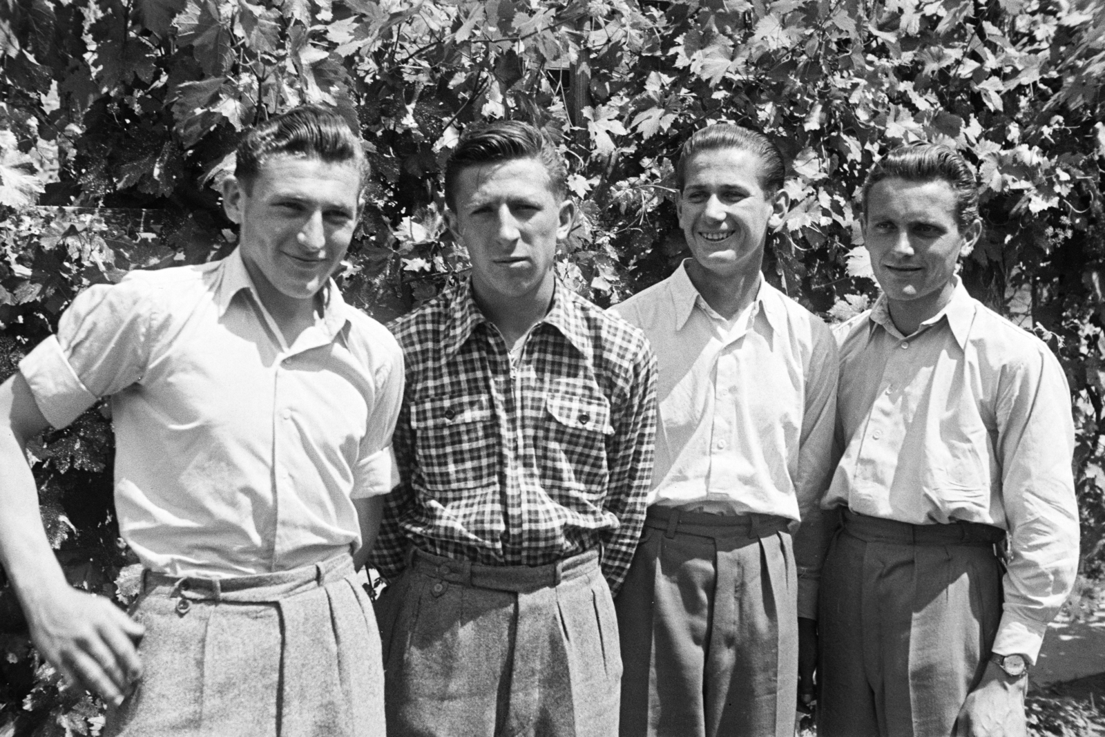 1955, Faragó György, mosoly, karóra, nyár, kockás ing, feltűrt ingujj, férfiak, csoportkép, Fortepan #261696