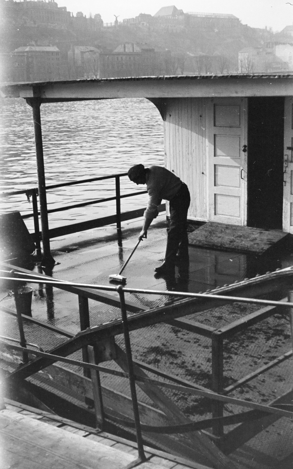 Hungary, Budapest V., a felvétel a pesti alsó rakpartnál készült, háttérben a budai Vár., 1950, Faragó György, port, Danube's shore, Turul sculpture, cleaning, Budapest, Fortepan #261706