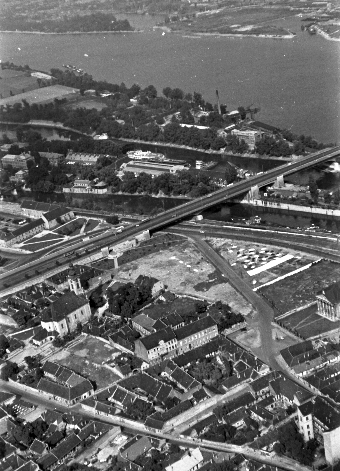 Hungary, Óbuda, Budapest III., légifotó az Árpád híd budai hídfőjének környékéről a Hajógyári-sziget déli végével., 1963, MHSZ, aerial photo, Budapest, Fortepan #26171
