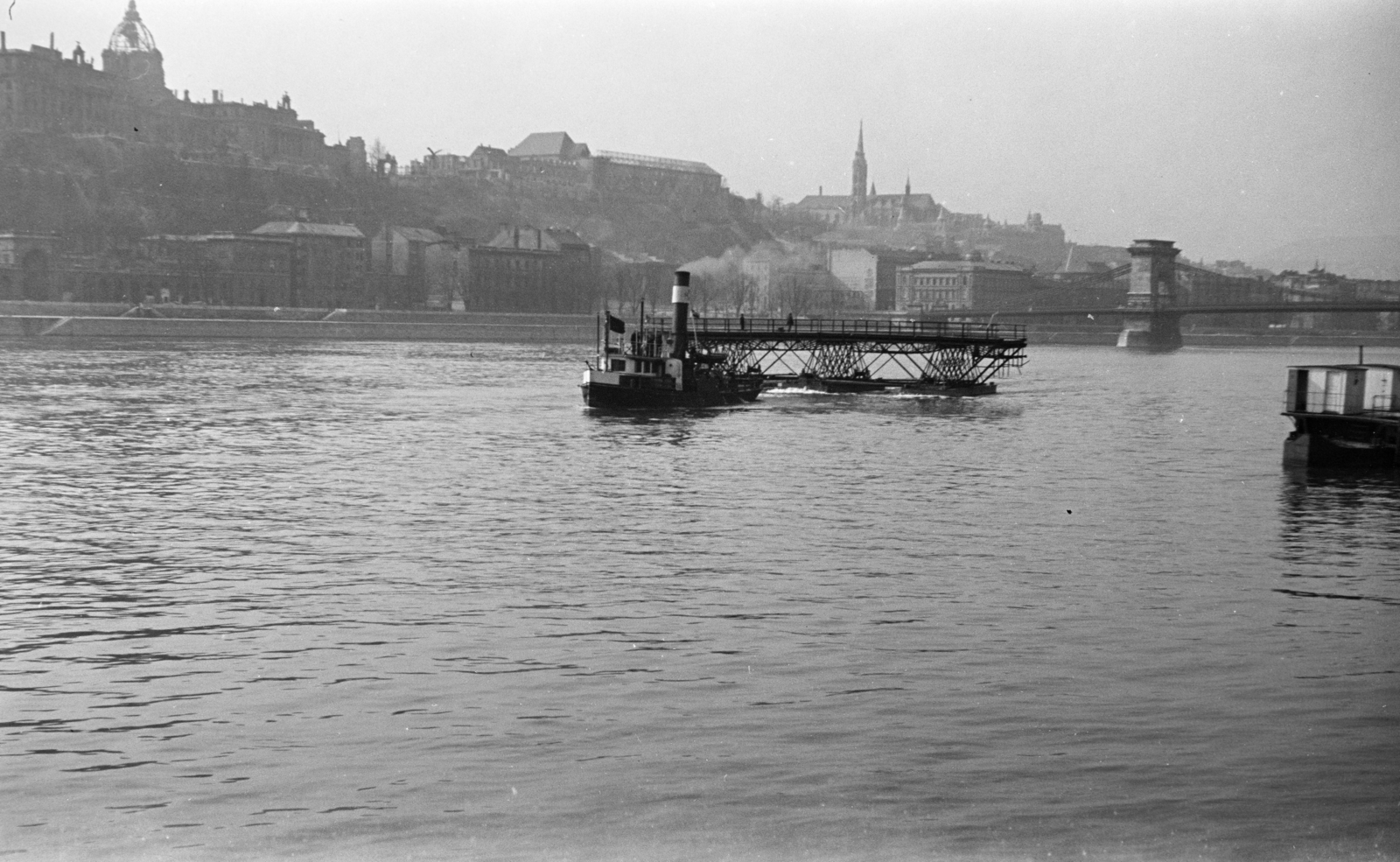 Hungary, Budapest V., vontatóhajó a Dunán, háttérben a budai Vár és a Széchenyi Lánchíd., 1950, Faragó György, ship, Danube, dome, Danube's shore, Turul sculpture, damaged building, Budapest, Fortepan #261711